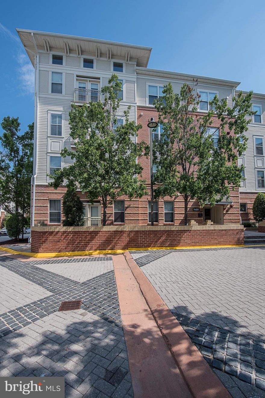 Huge 2BD 2BA Condo in Vienna. Gourmet Ktch w/ ample countertop & cabinet space w/ island & brkfst bar. Lvng Rm has gas fireplace & access to balcony. Large MST BD w/ Huge walk-in closet. Add BD has Huge walk-in closet. Desk area off 2nd BA is perfect for those that work from home. Close 2 major rds,across the street from Vienna metro. Community boasts tons of amenities; pool, gym, game room,etc.