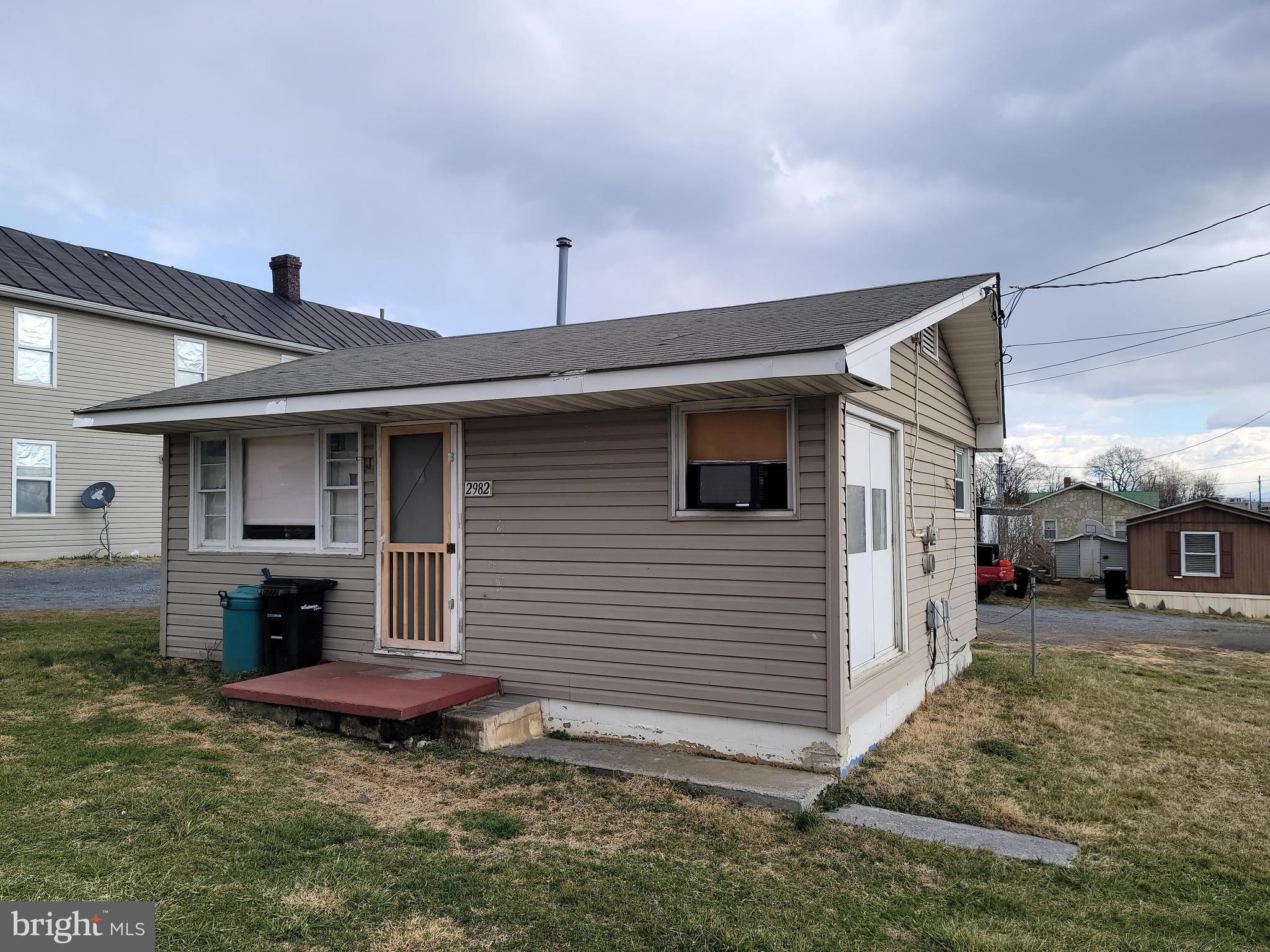 Main image without alt text