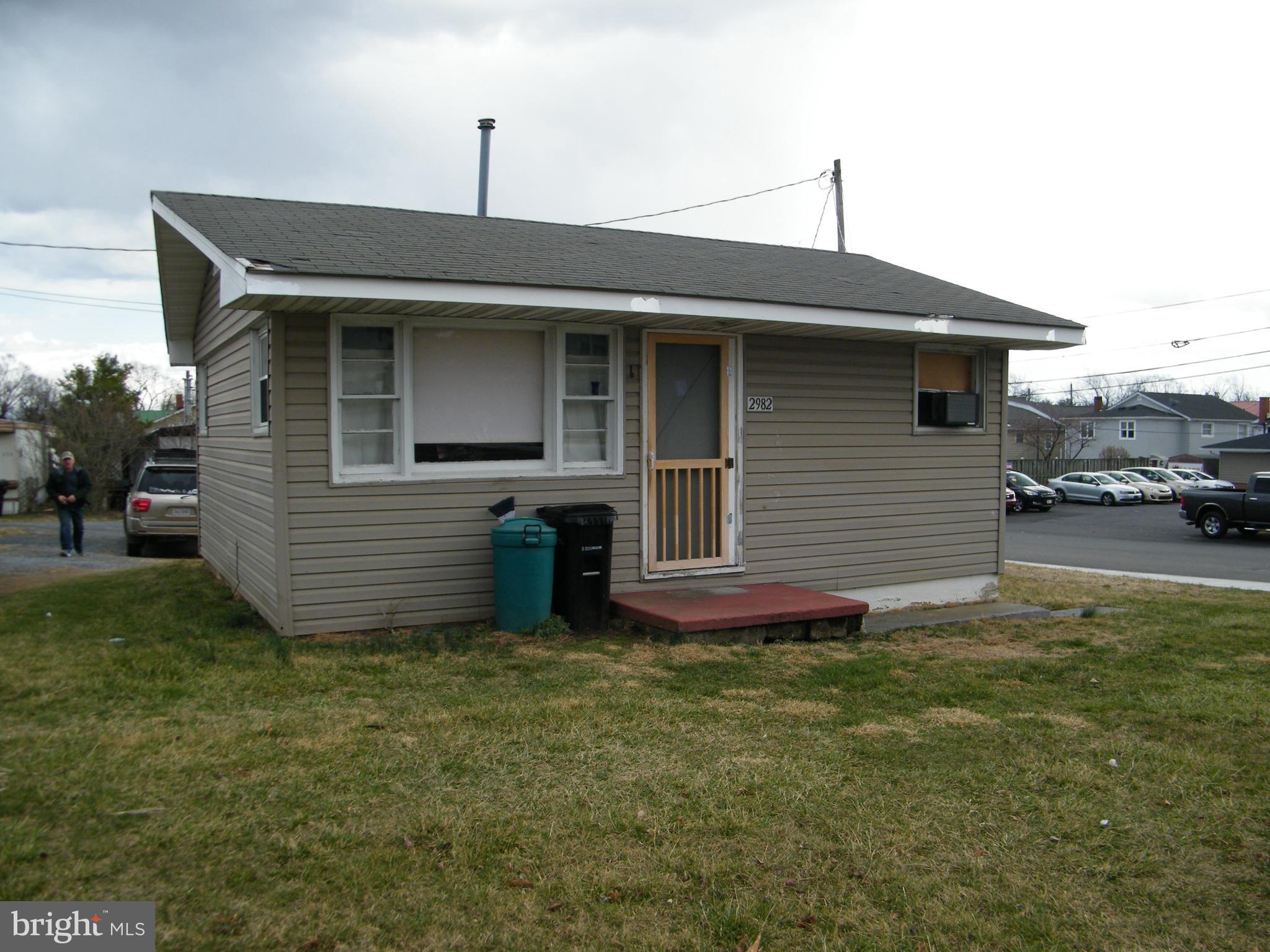 Main image without alt text