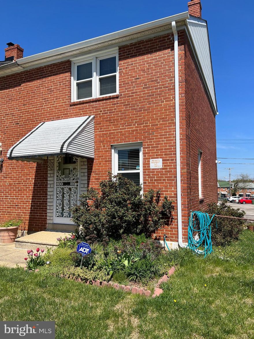 Vert nice 2 bedrooms with 1.5 bathroom end of unit townhouse