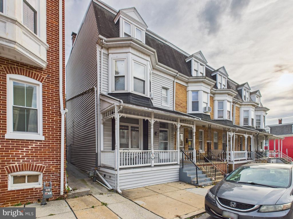 Photo of 828 W Princess Street, YORK, PA 17401 (MLS # PAYK2091116)