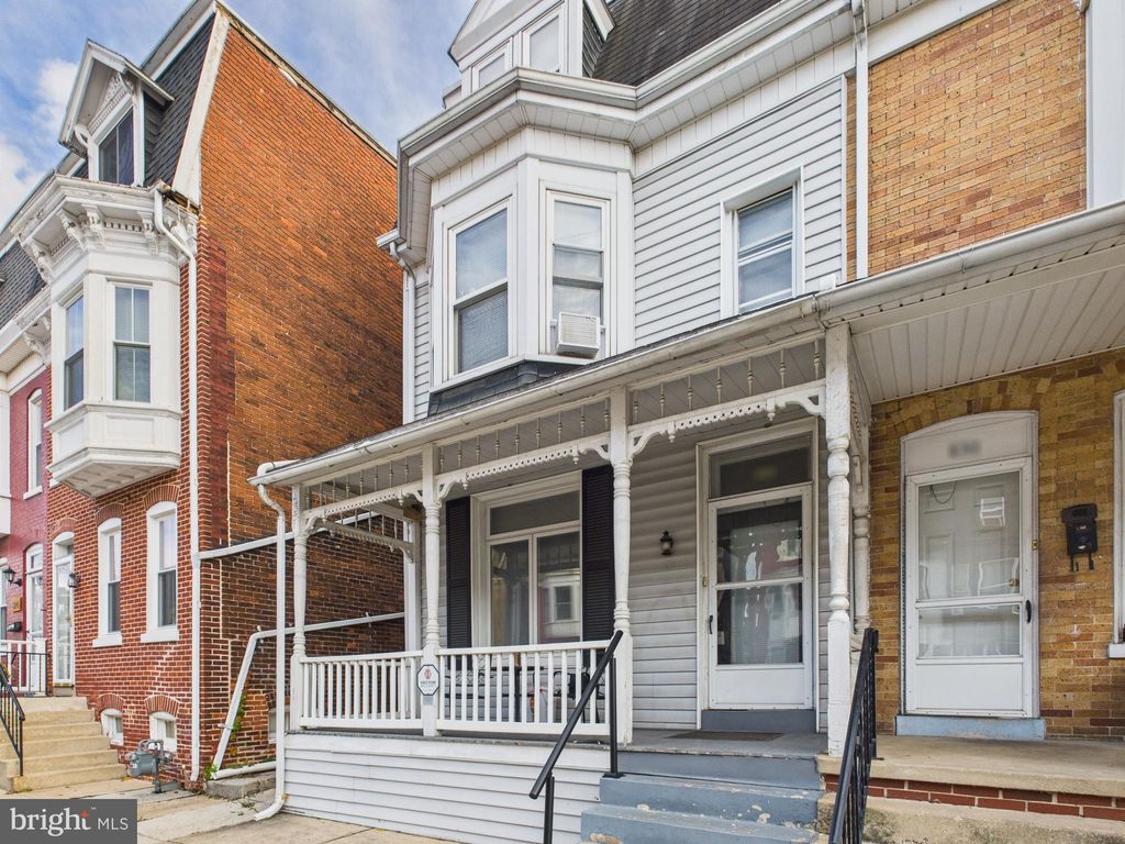 Photo of 828 W Princess Street, YORK, PA 17401 (MLS # PAYK2091116)