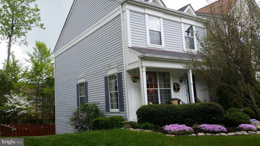 Stunning End unit with lots of light! 3 Bedroom, 3 1/2 bath, updated hardwood flooring and carpet. Open kitchen with custom stained cabinets and stainless steel appliances. Deck off the dining room backing to trees! Beautiful MBR with vaulted ceiling ,ceiling fan, soaking tub, separate shower and nice walk in closet! Huge Rec Room w full BA, walkout to fenced backyard! Splash park, pools, tot lot.