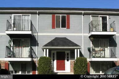 2 bedroom 1 bath ground floor condo for rent. available immediately. wood floors. breakfast bar. large pantry. full size washer and dryer. large walk in closet. build in vanity area in master bedroom. Community pool, tennis and playground.