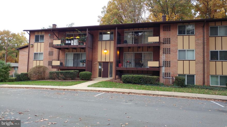 SOUGHT AFTER MOSBY WOODS GARDEN. MOVE IN READY, NEW CARPET, NEW PAINT, NEW HVAC. 3RD FLOOR, PRIVATE BALCONY. TWO METRO BUS STOPS, WALK TO RESTAURANTS, SHOPPING. UTILITIES INCLUDED IN CONDO FEEEXCEPT ELECTRIC.