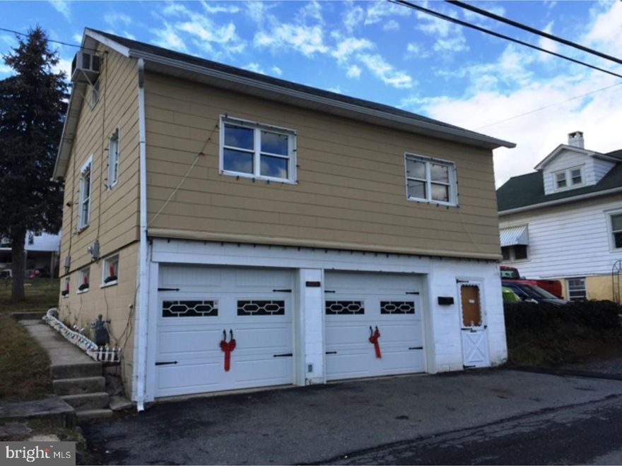 Cozy and Convenient. Home in the heart of Lehighton. Within walking distance to many restaurants and downtown.