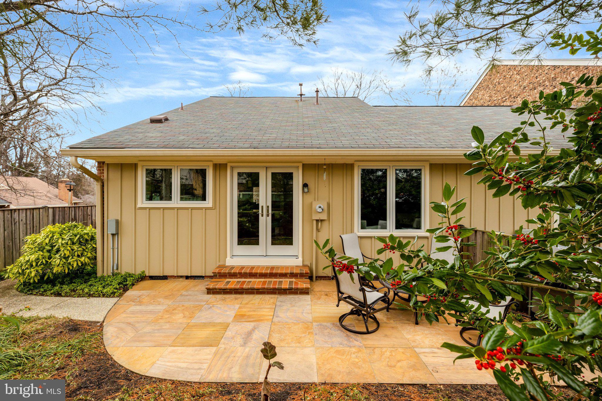 OAKTON MANOR - Residential