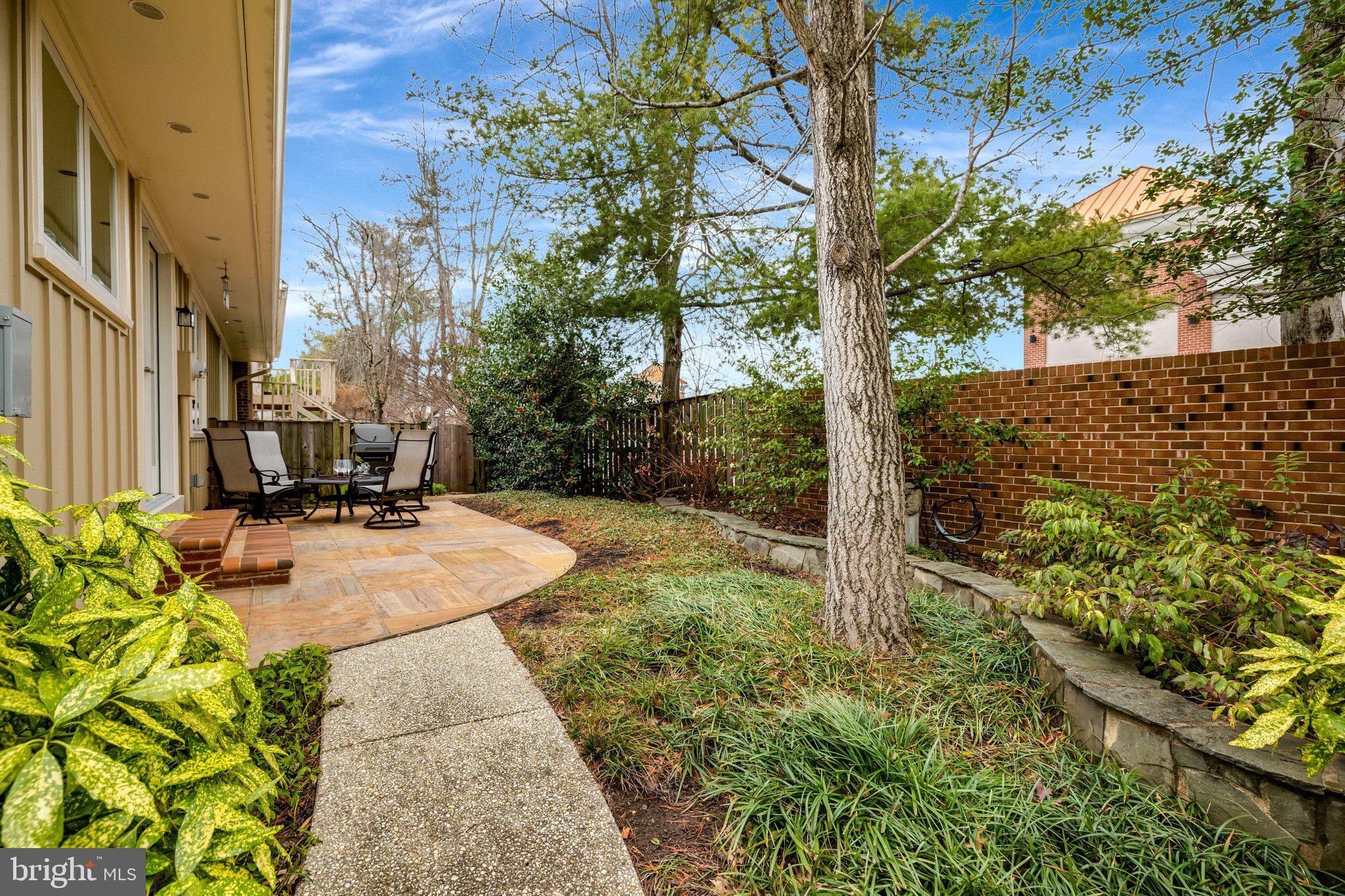 OAKTON MANOR - Residential