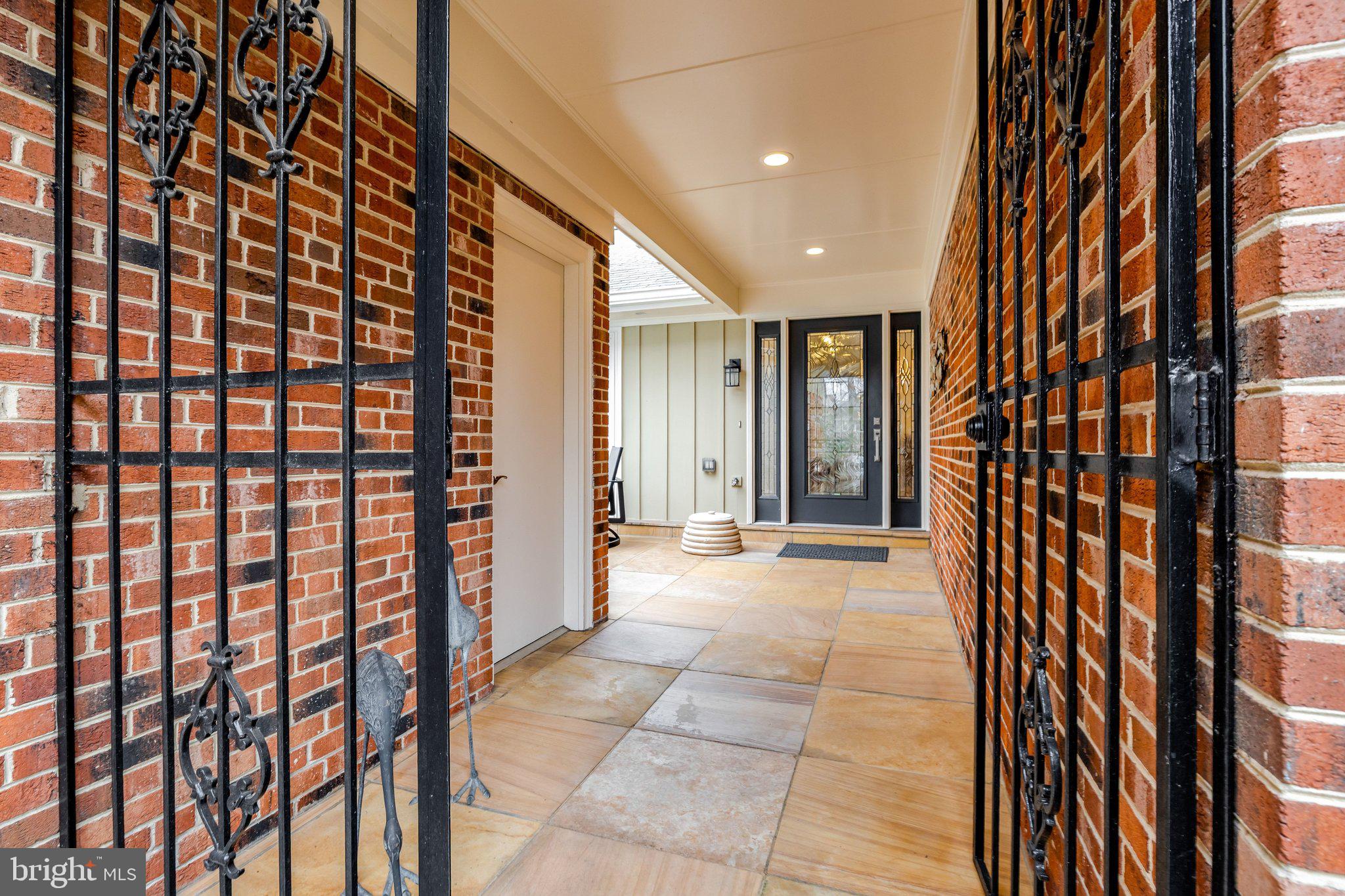 OAKTON MANOR - Residential