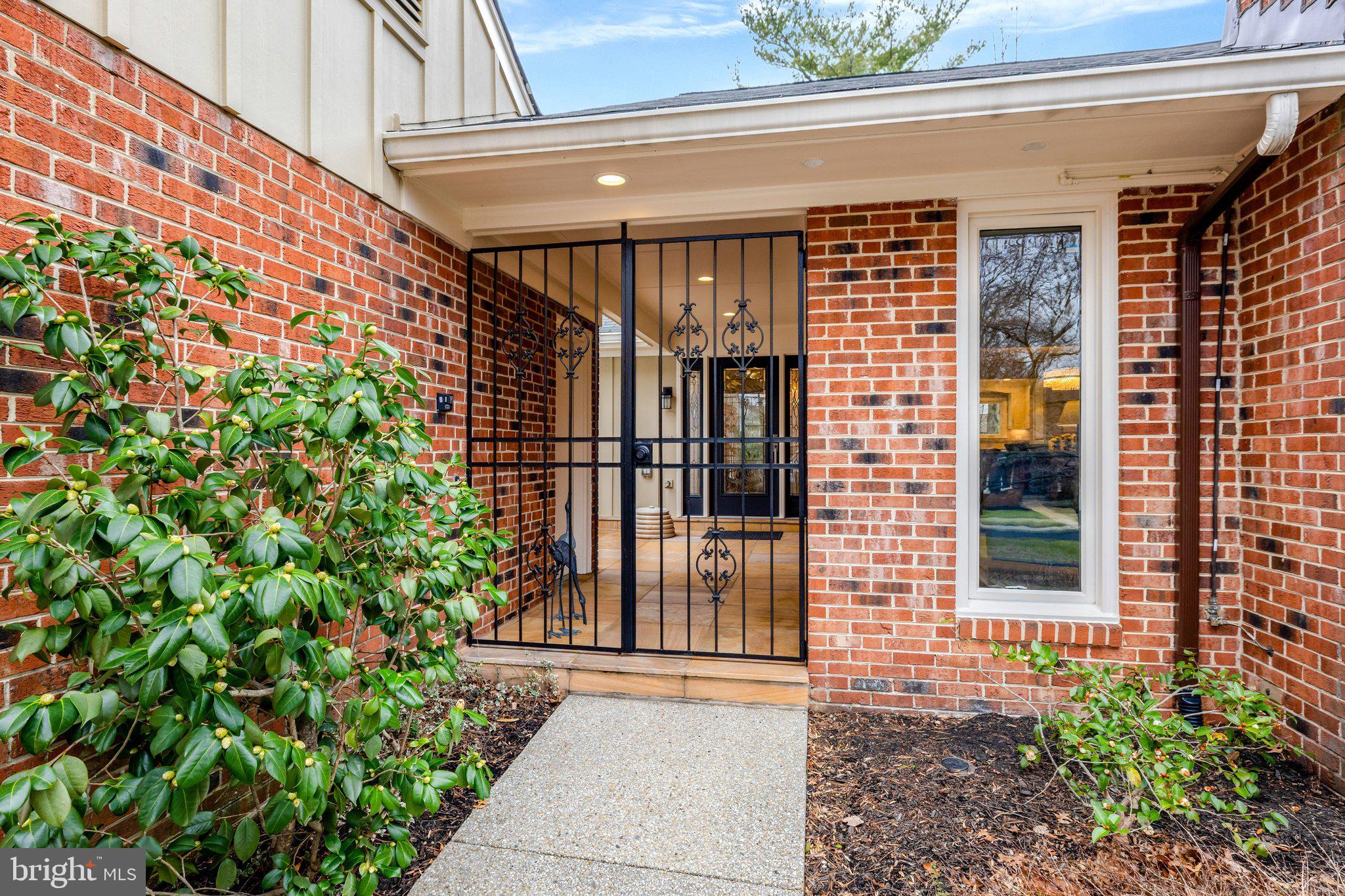 OAKTON MANOR - Residential