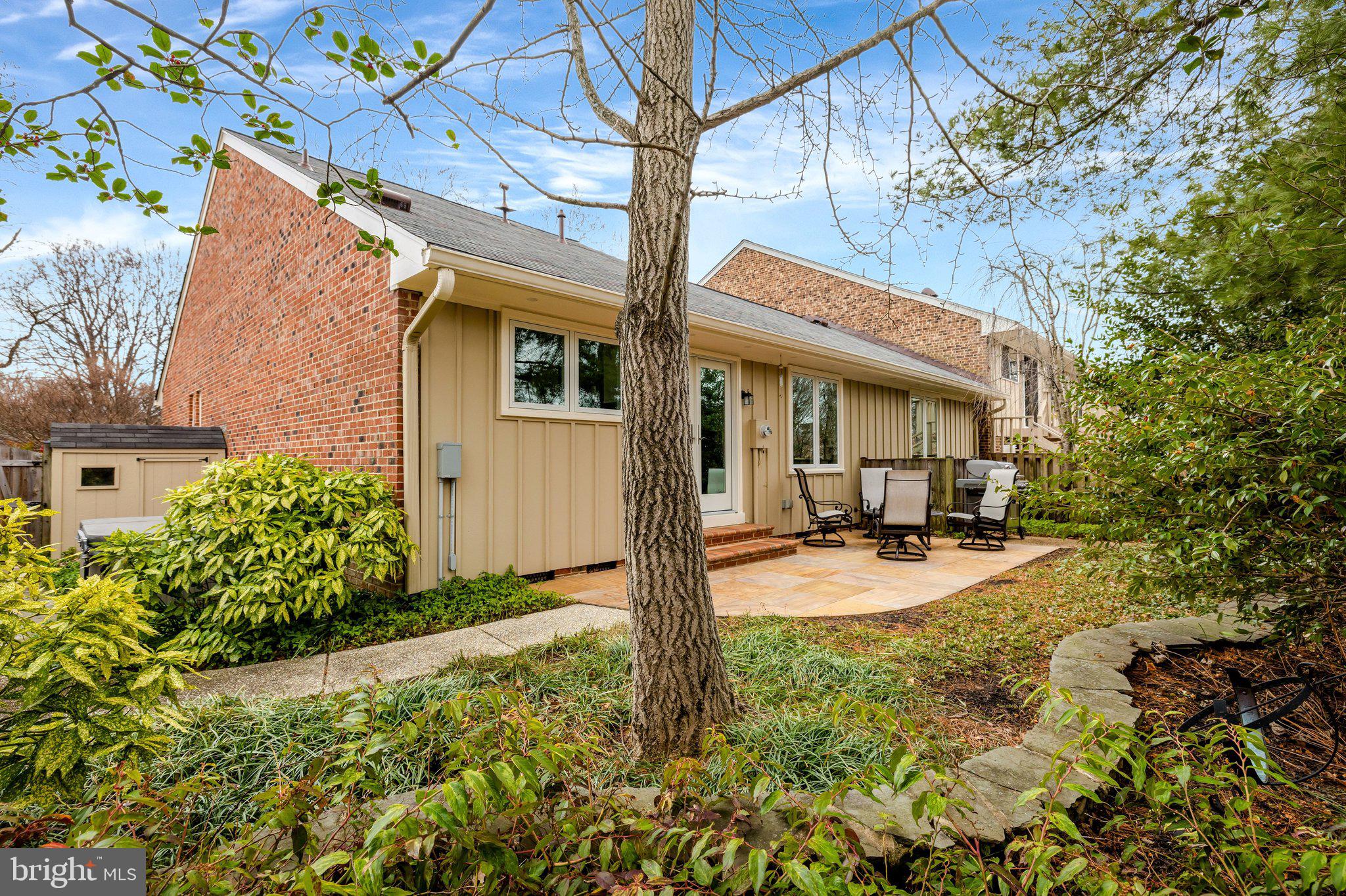 OAKTON MANOR - Residential