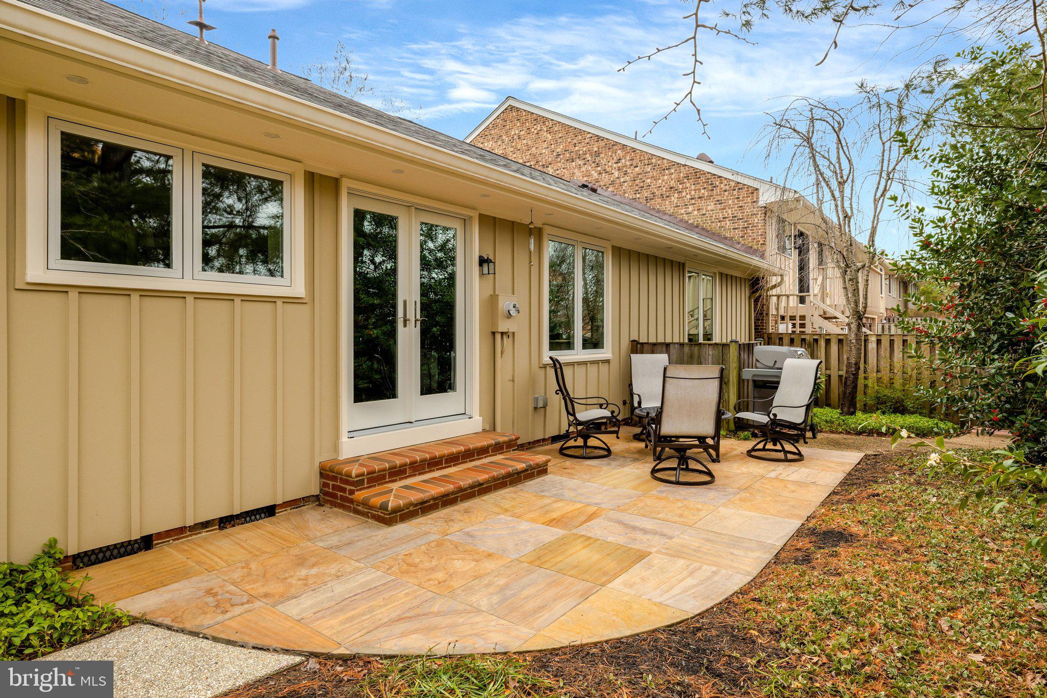 OAKTON MANOR - Residential