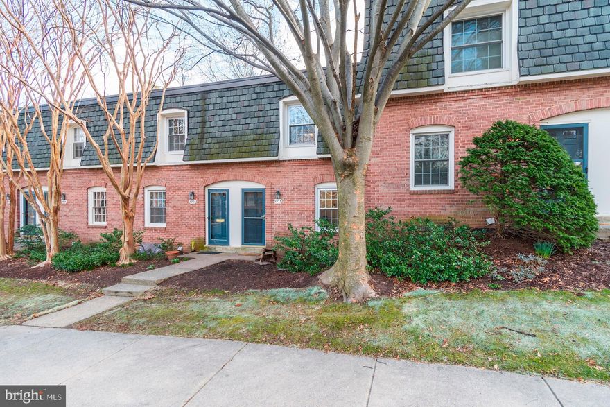 Beautifully maintained condo in Cardinal Forest. Bright & sunny, this rarely available 3 level unit is solidly built. Finished walk out lower level. Many neighborhood amenities including pool, tennis courts, playgrounds & more. Close proximity to Whole Foods, shopping, slug lines, & bus route to Pentagon. Access nearby walking trails to Lake Accotink. Top rated schools.  Must see!