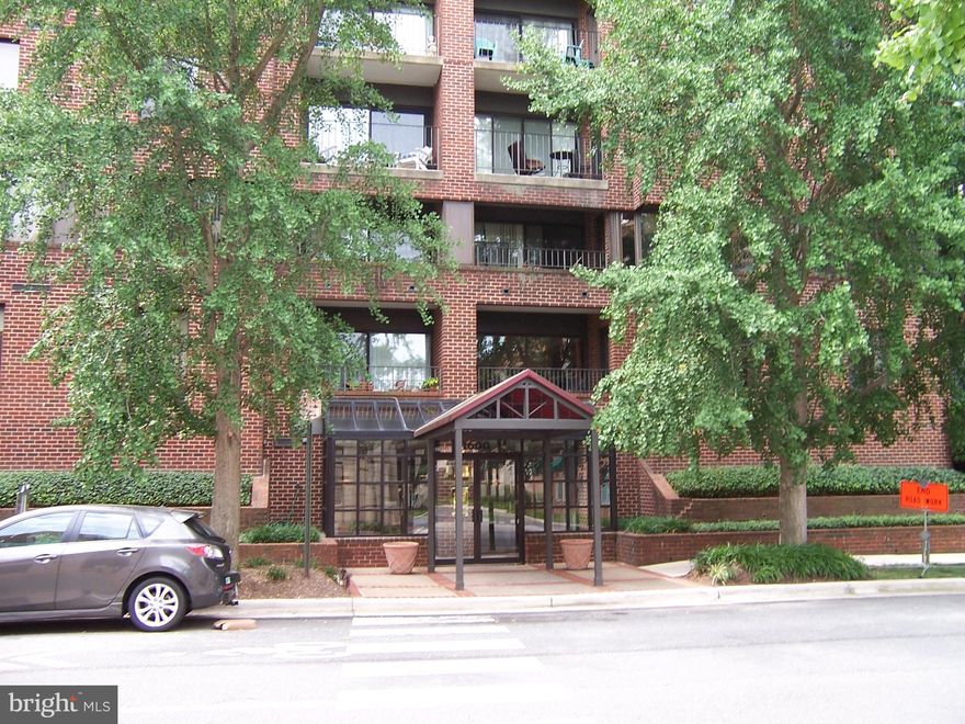 GREAT LOCATION, CLOSE TO METRO, WHOLE FOODS, SHOPS, AND RESTAURANTS IN OLD TOWN ALEXANDRIA, 1 BED ROOM 1 FULLBATH CONDO NEW REFRIGERATOR, WASHER/DRYER IN THE UNIT, ONE CAR PARKING SPACE, BEHIND THE BUILDING. BALCONY W/CONNECTING DOOR TO LIVING ROOM, PETS ARE ALLOWED WTH PET DEPOSIT. APPOINTMENT WITH LISTING AGENT 24 HOURS NOTICE REQUIRED.