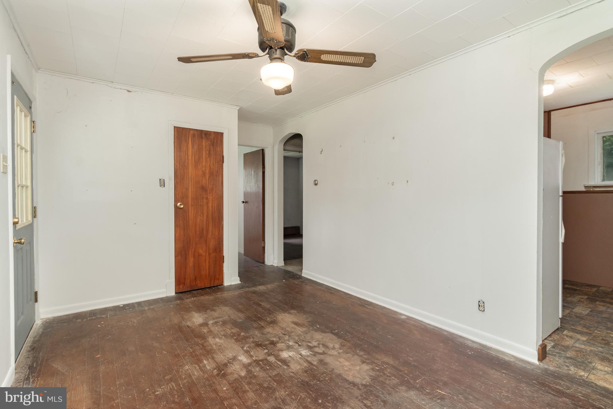 LOCUST VALLEY - Residential