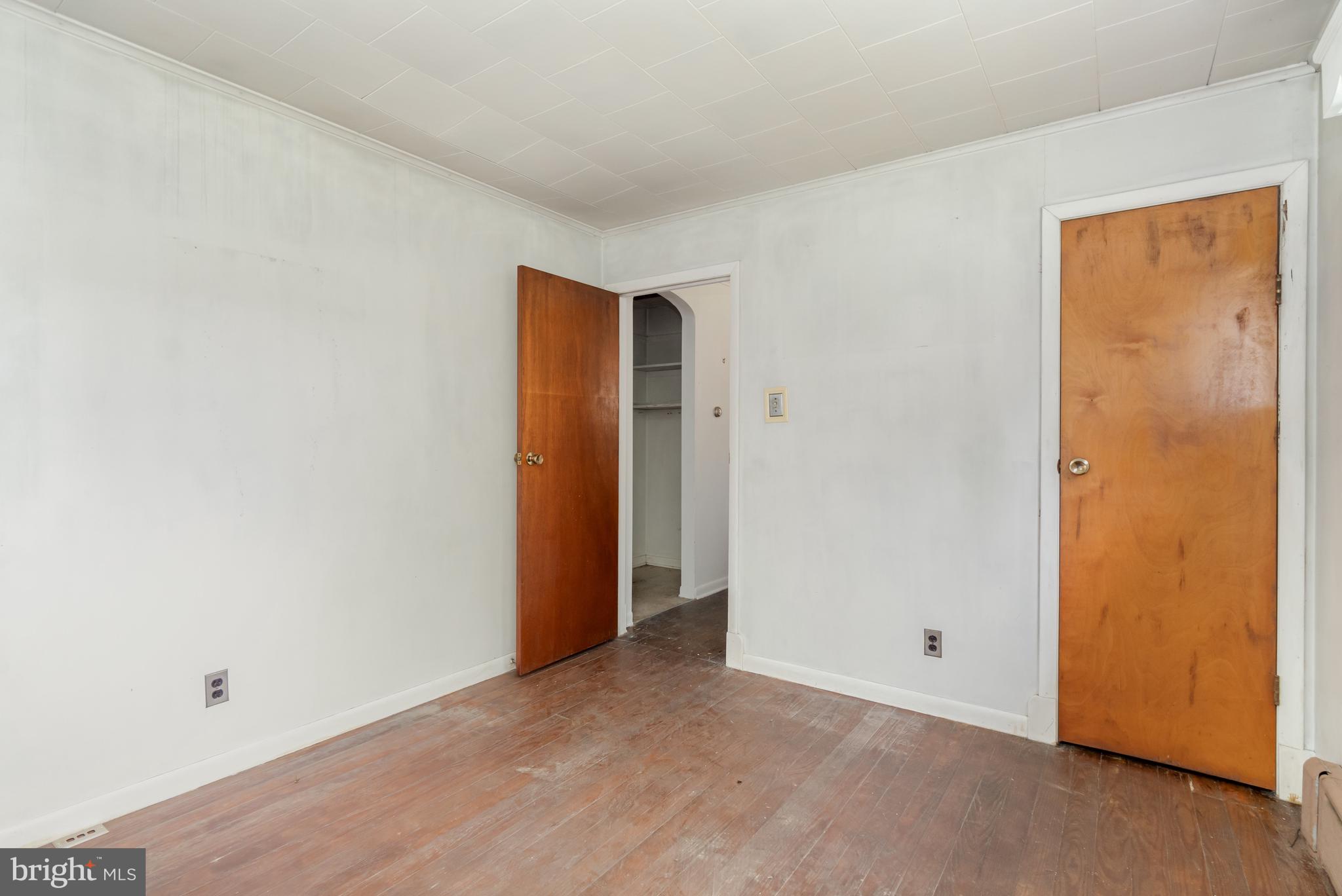 LOCUST VALLEY - Residential