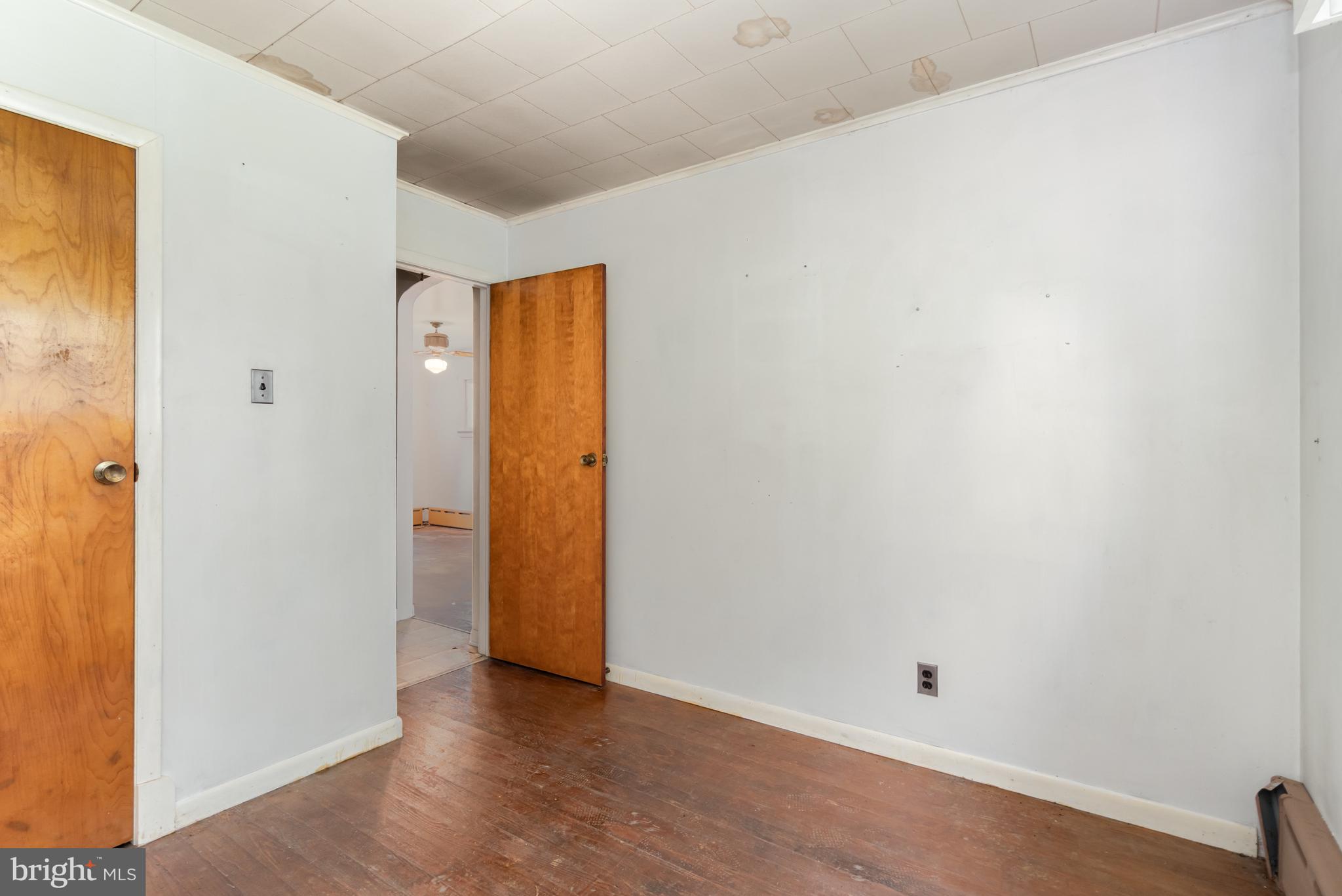 LOCUST VALLEY - Residential