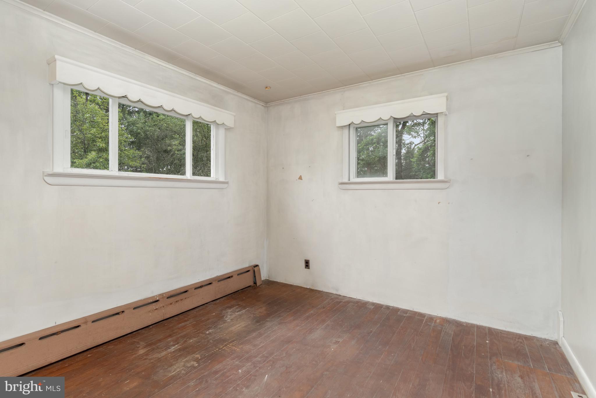 LOCUST VALLEY - Residential