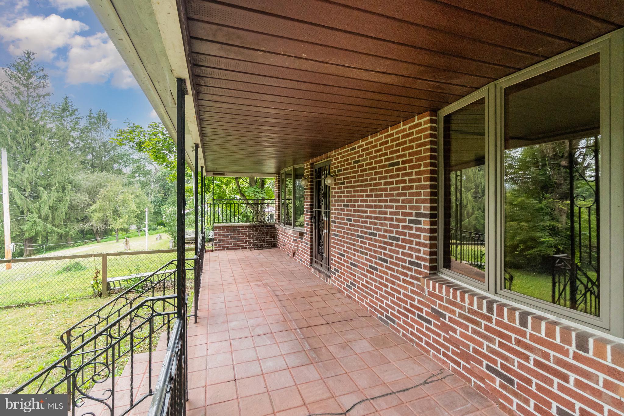 LOCUST VALLEY - Residential