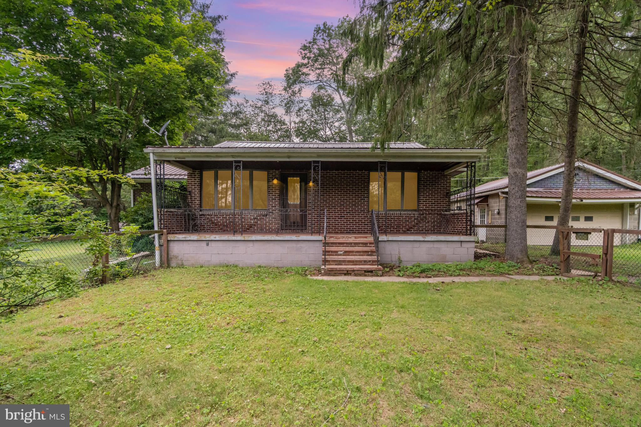 LOCUST VALLEY - Residential