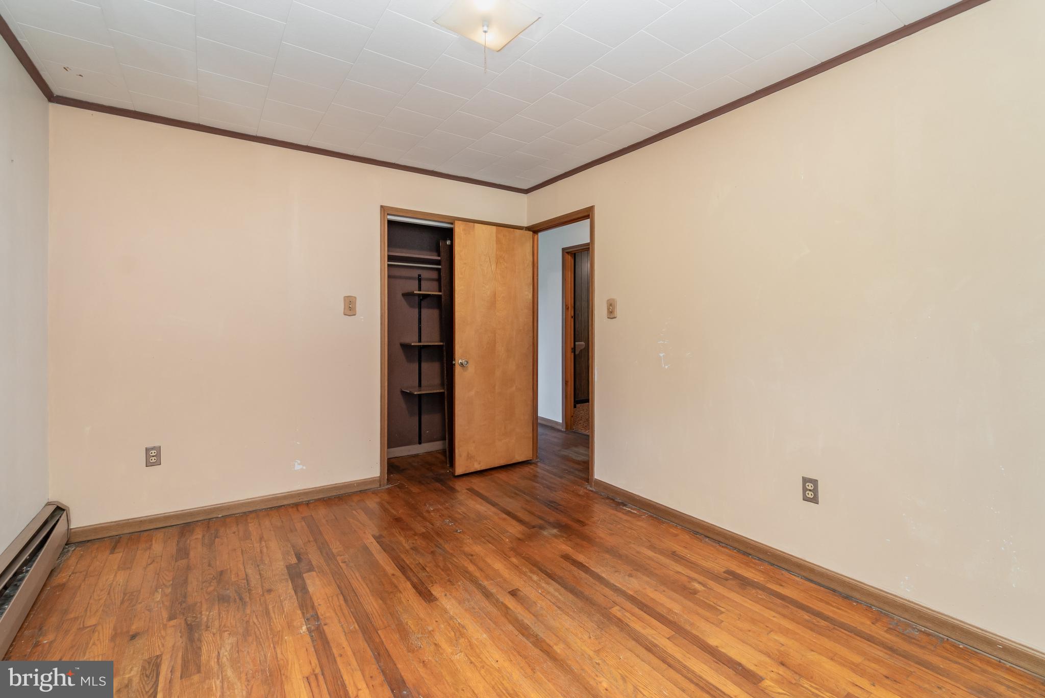 LOCUST VALLEY - Residential