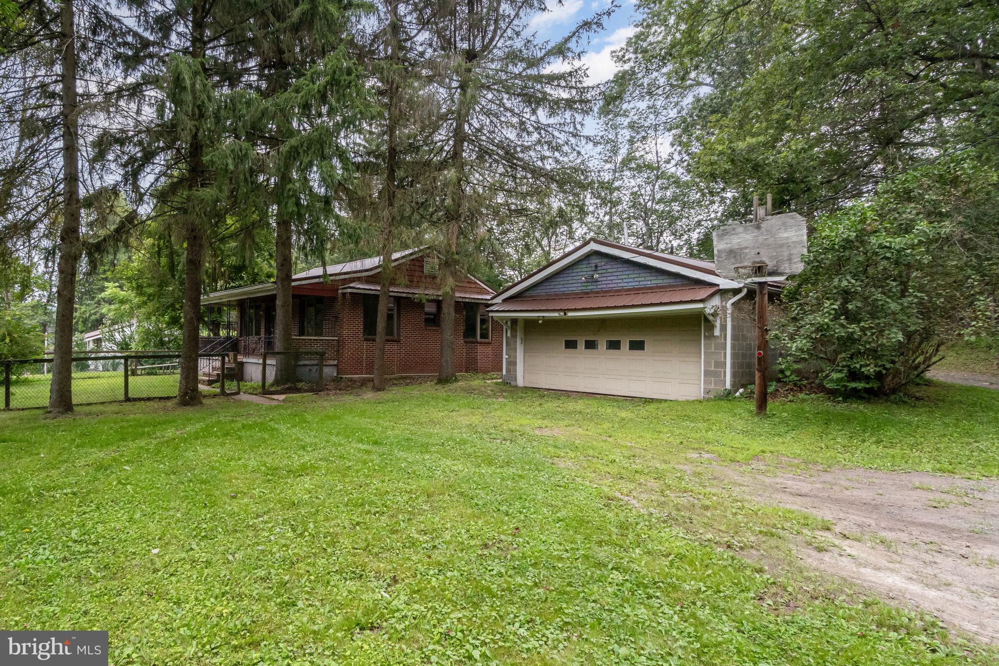 LOCUST VALLEY - Residential