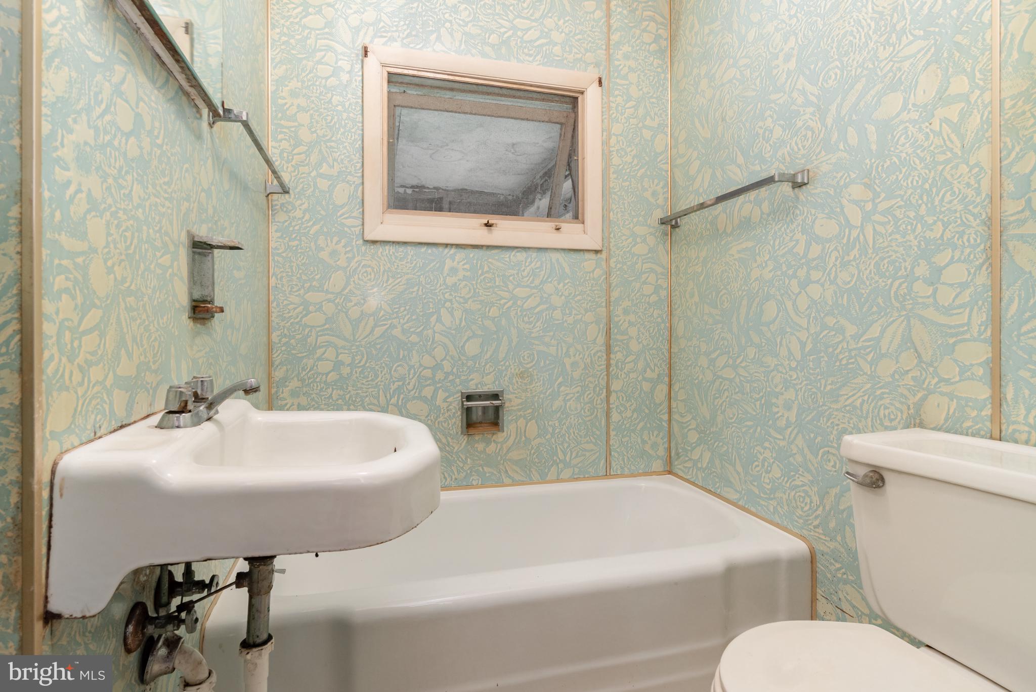 LOCUST VALLEY - Residential