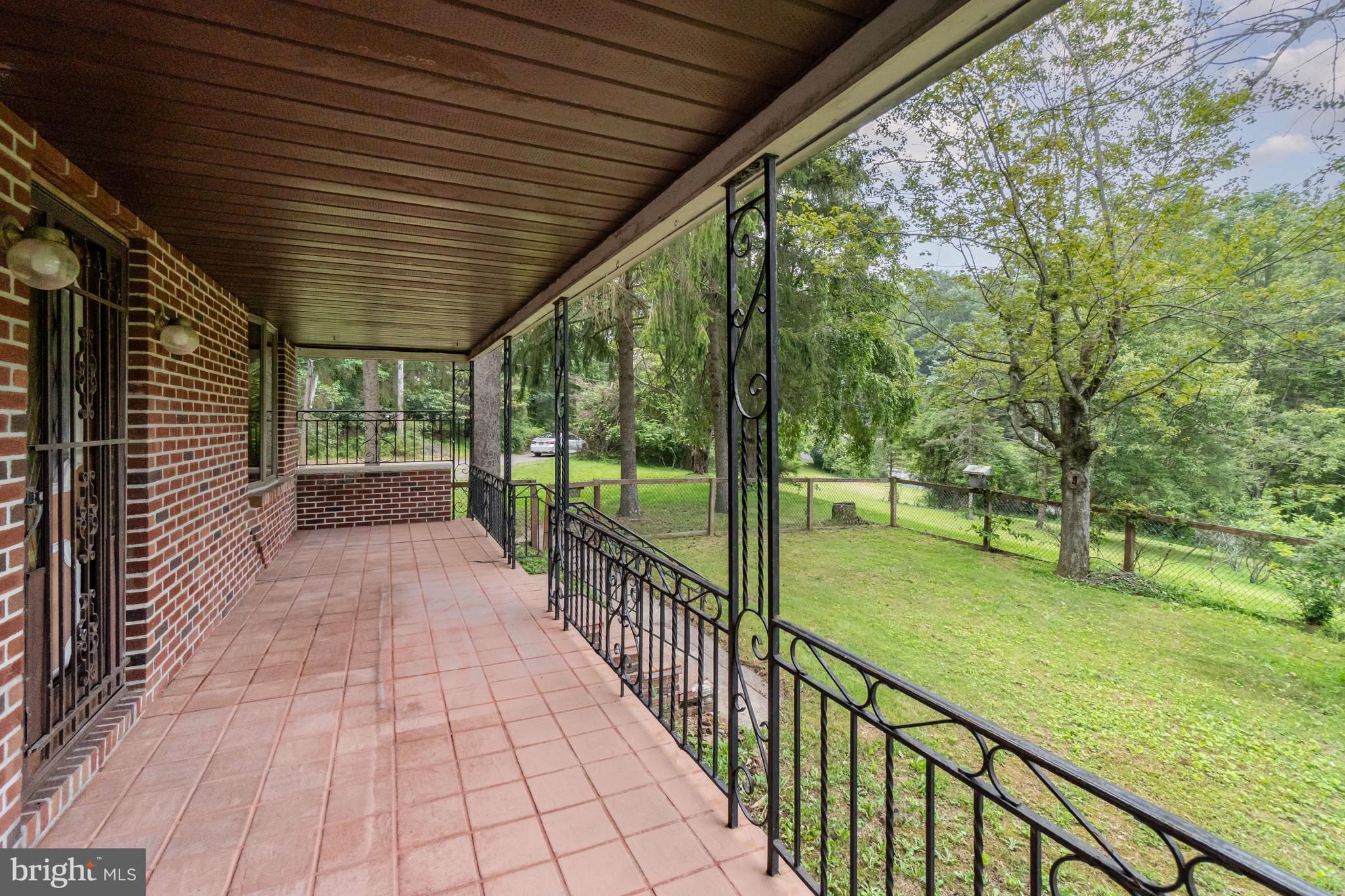 LOCUST VALLEY - Residential