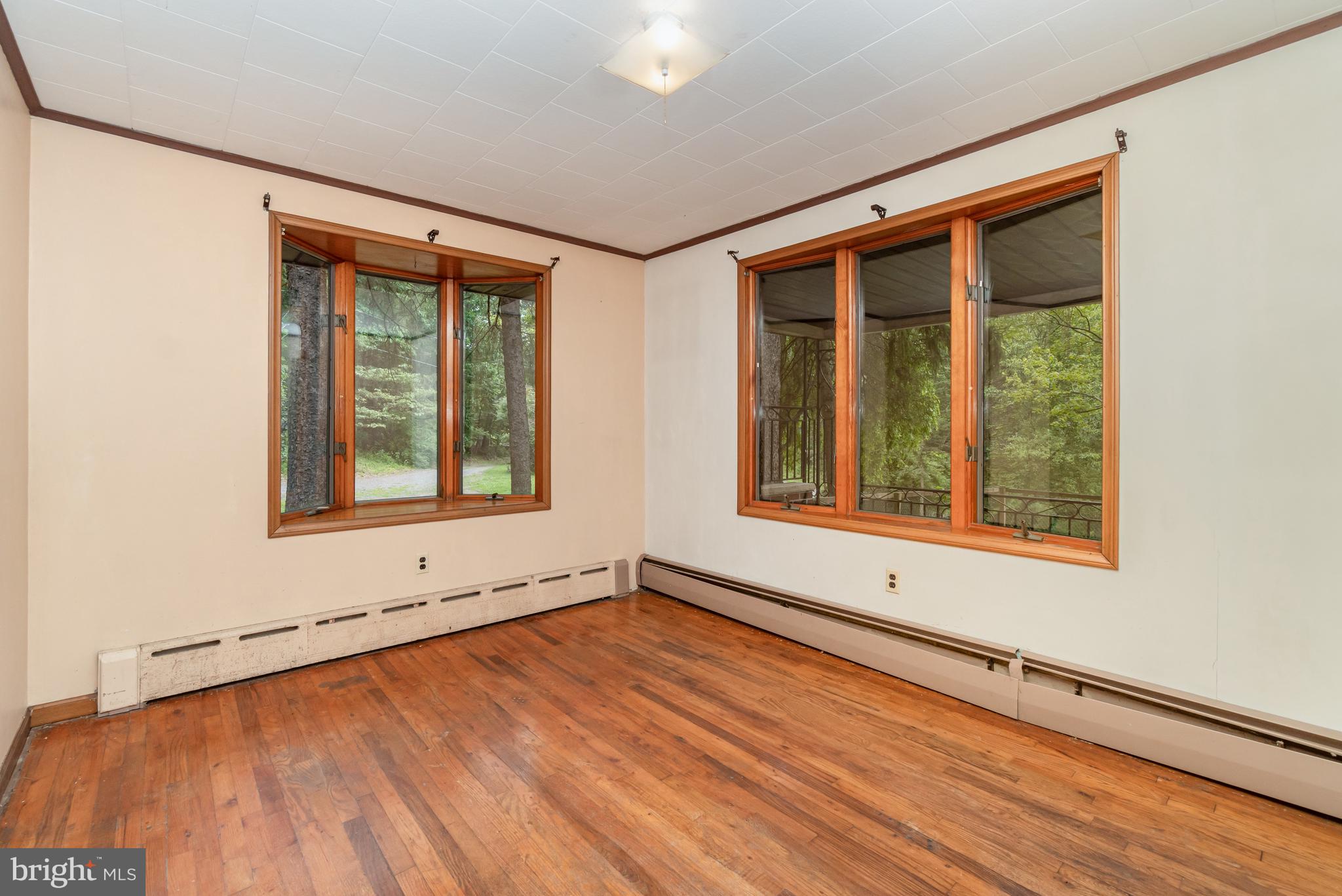 LOCUST VALLEY - Residential