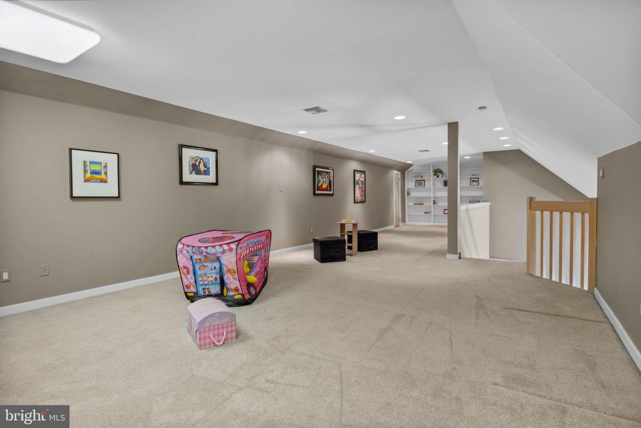 HAMPTON WOODS - Residential