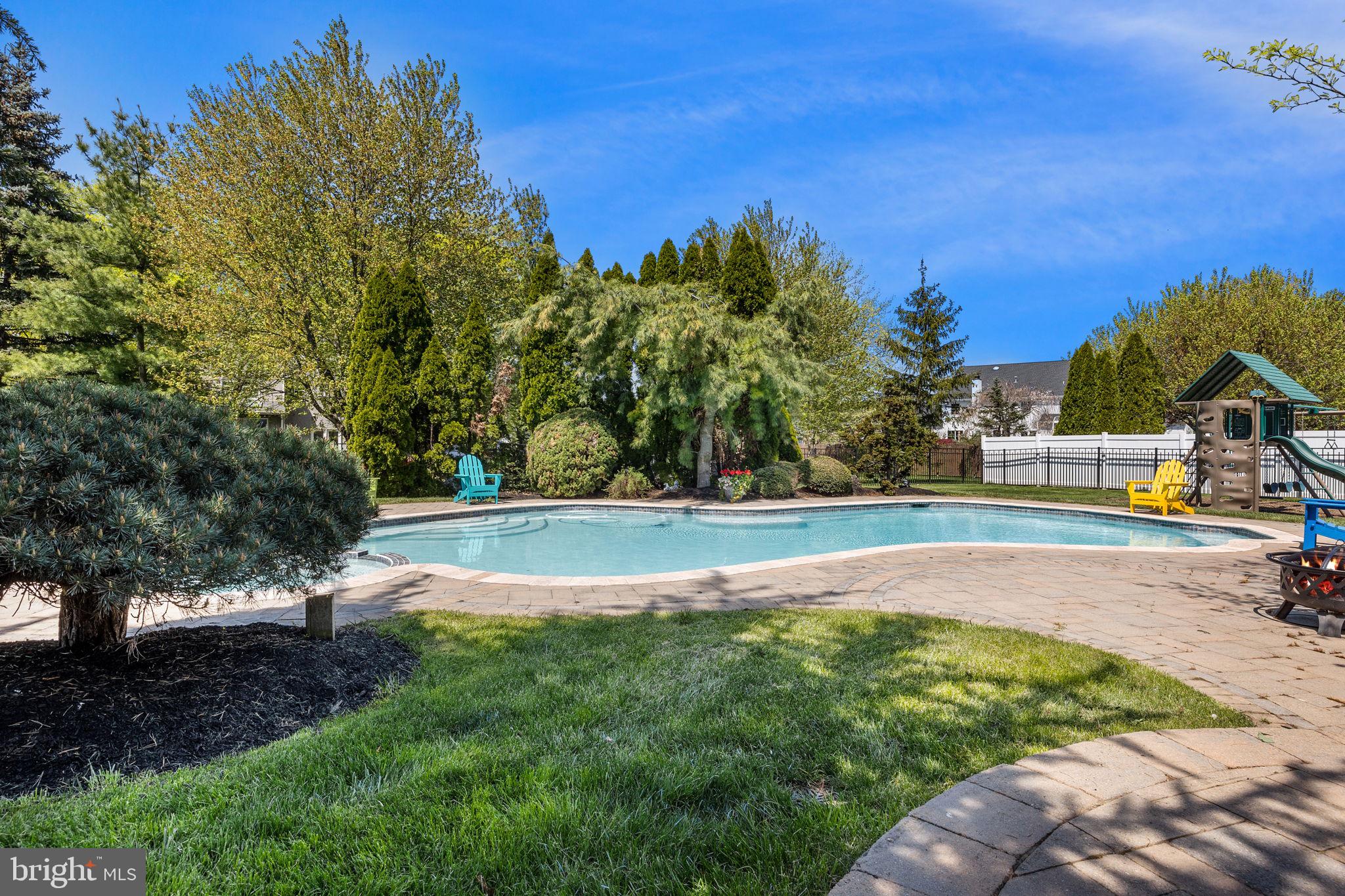 HAMPTON WOODS - Residential