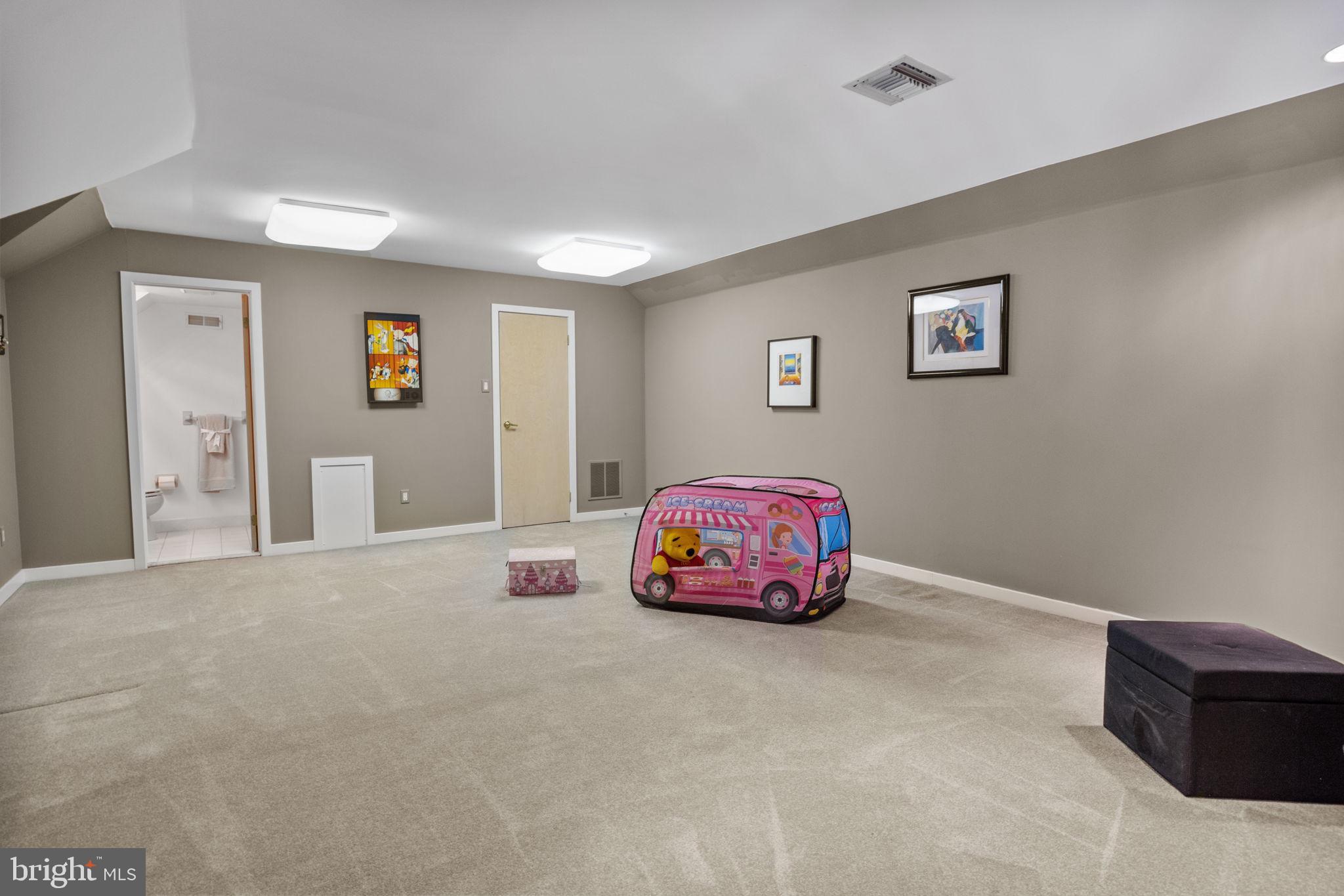 HAMPTON WOODS - Residential