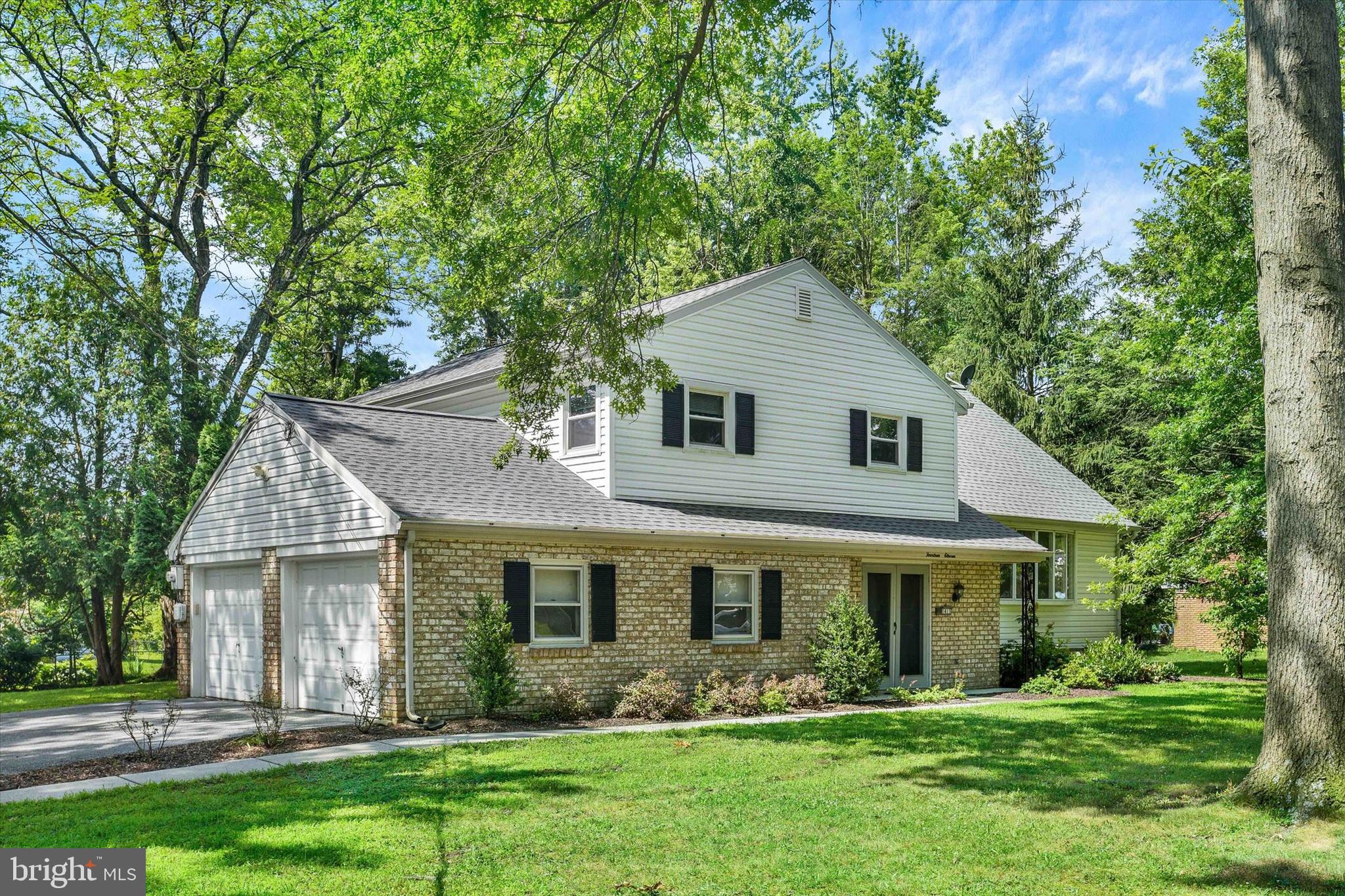 Welcome to this beautifully updated 4-bedroom, 2.5-bath split-level home in Windsor Farms. Situated on a level half-acre lot, this property offers both space and privacy with room to entertain, garden, or simply relax outdoors.
Inside, you'll find nearly 2,600 square feet of finished living space, including 1,892 square feet above grade and an additional 700 square feet in the finished lower level. The heart of the home is the updated kitchen, featuring quartz countertops, a stylish tile backsplash, and crisp white cabinetry. A spacious family room with a cozy fireplace and convenient wet bar offers the perfect setting for gatherings.
The home boasts two fully updated bathrooms, main floor laundry, and a new sliding glass door installed in 2023. A newer HVAC system (2022) ensures year-round comfort, and a brand-new roof was just completed in 2025, offering peace of mind for years to come.
Car enthusiasts or hobbyists will love the attached 2-car side-entry garage plus an additional detached 1-car garage.
This home blends style, function, and updates in a highly sought-after location—don't miss your chance to make it yours!