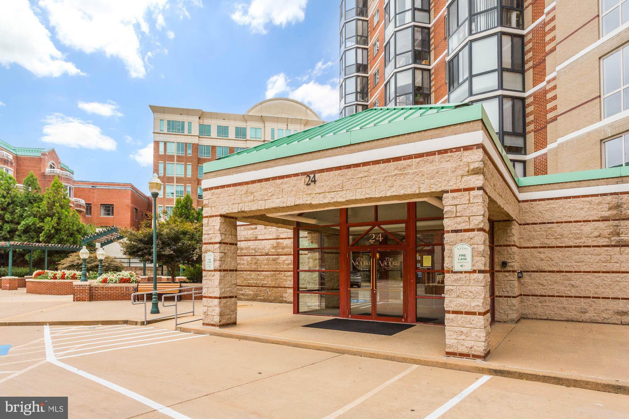 24 COURTHOUSE SQUARE 608