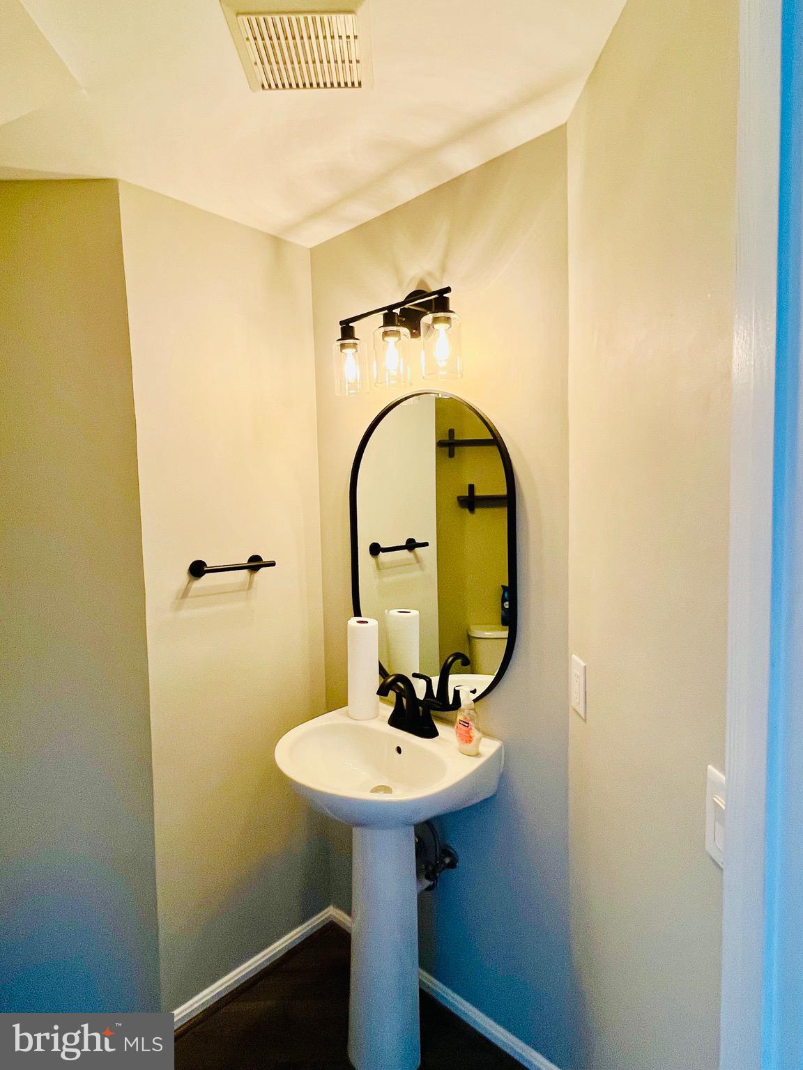 DOMINION STATION CONDOMINIUM - Residential Lease