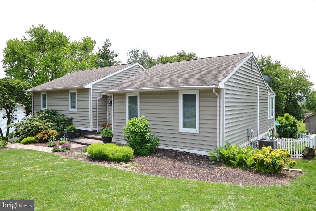 Photo of 870 Terrace Avenue, MOUNT JOY, PA 17552 (MLS # PALA2071020)