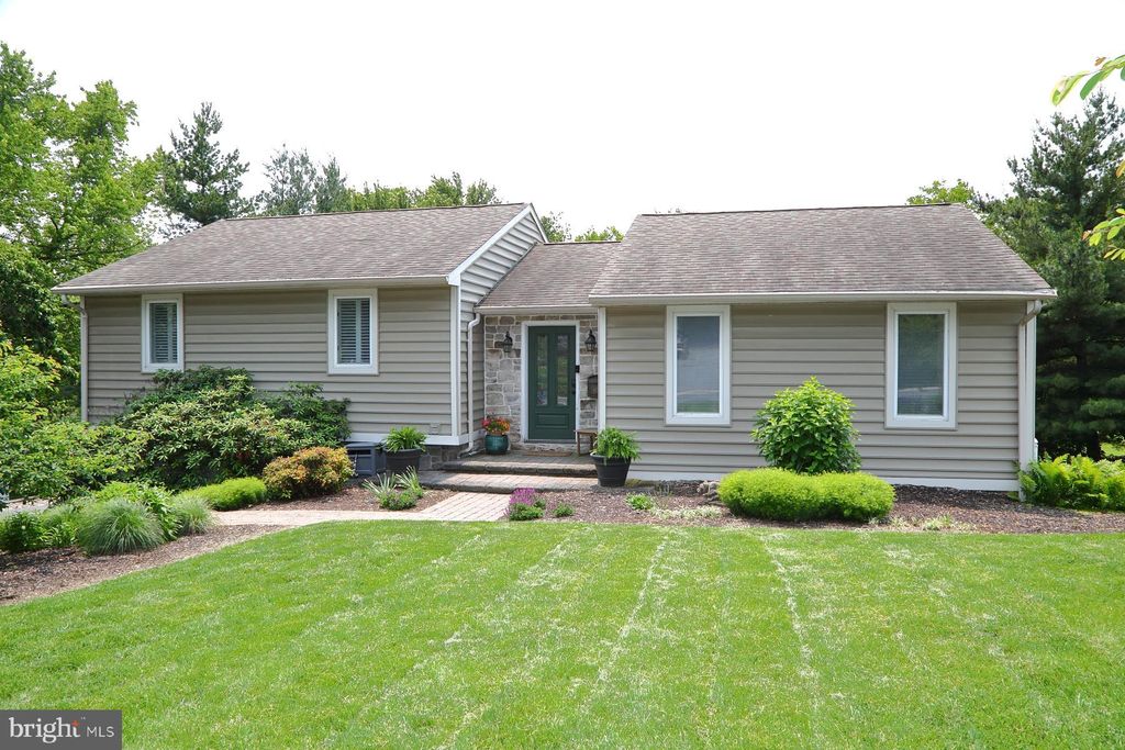 Photo of 870 Terrace Avenue, MOUNT JOY, PA 17552 (MLS # PALA2071020)