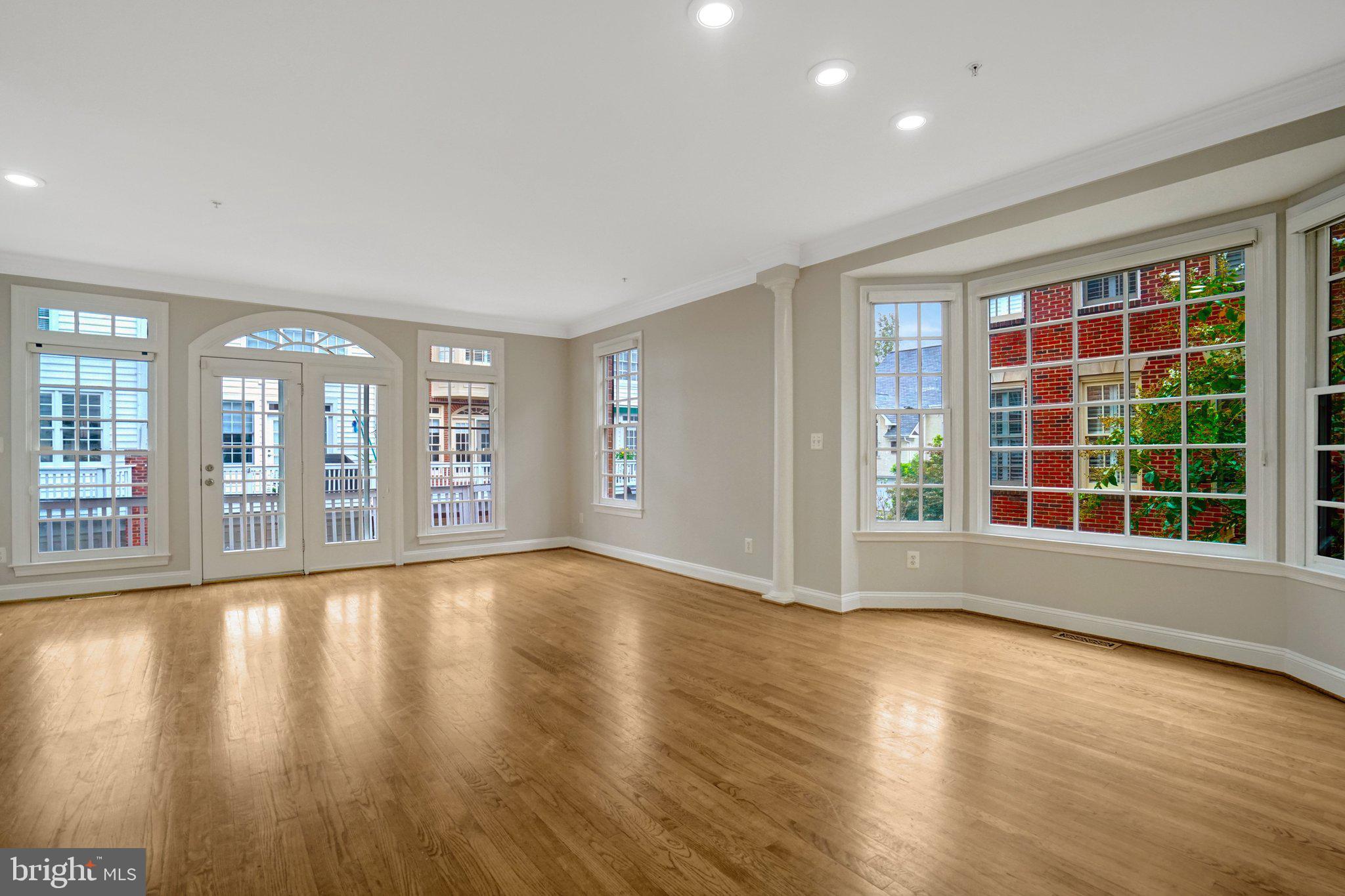 1210 ROUNDHOUSE LANE
