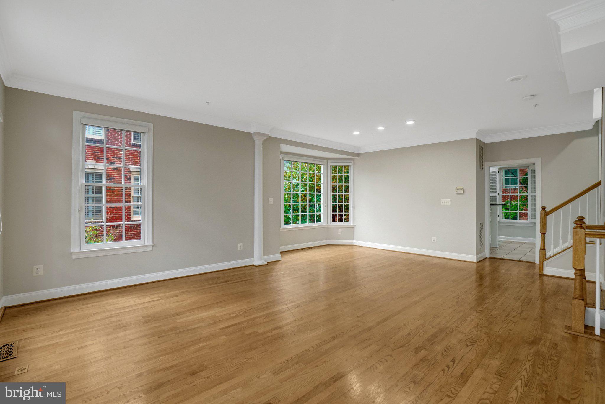 1210 ROUNDHOUSE LANE