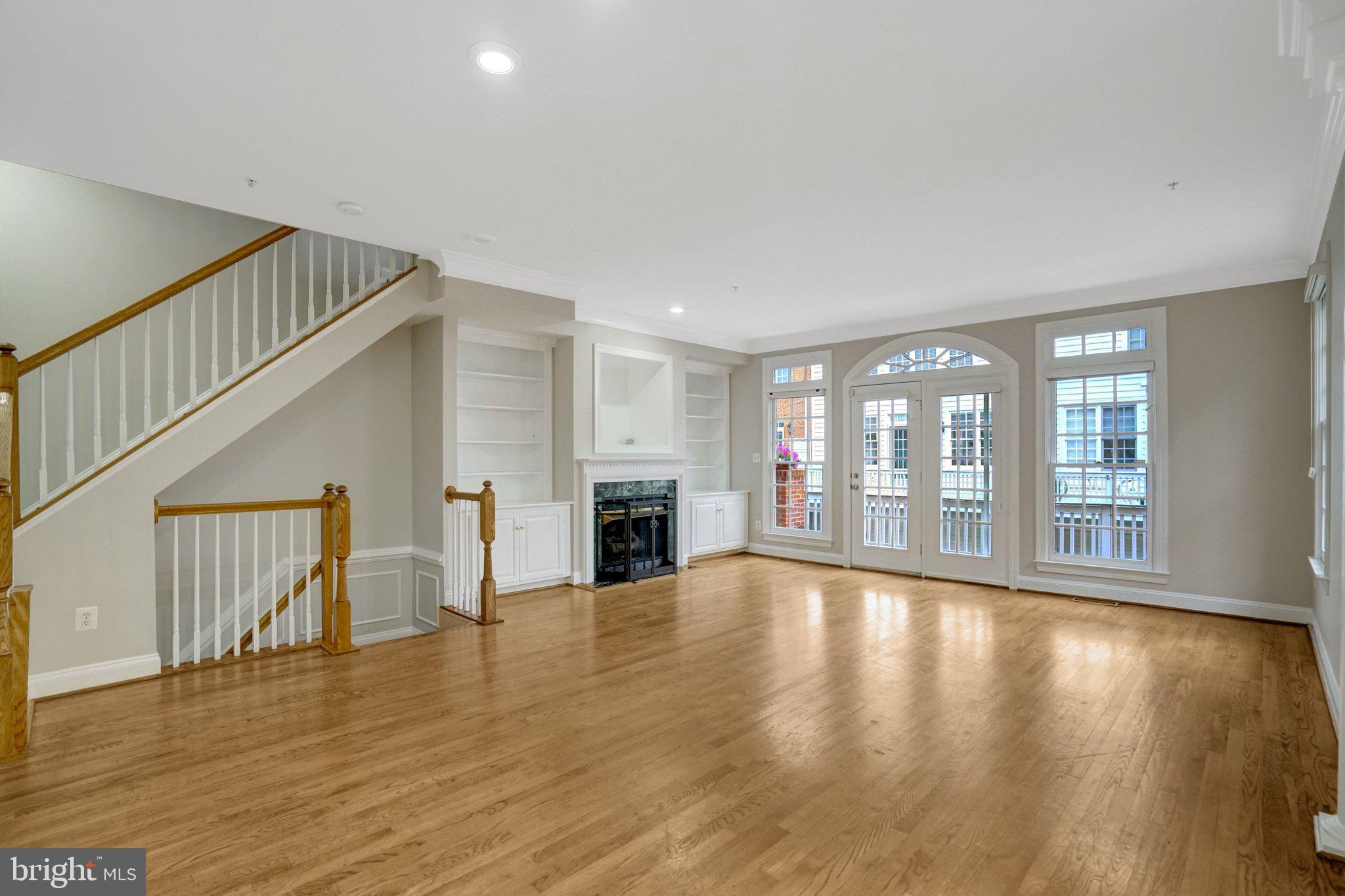 1210 ROUNDHOUSE LANE