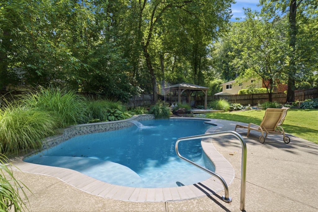 Photo of 8923 Cromwell Dr, SPRINGFIELD, VA 22151 (MLS # VAFX2332400)
