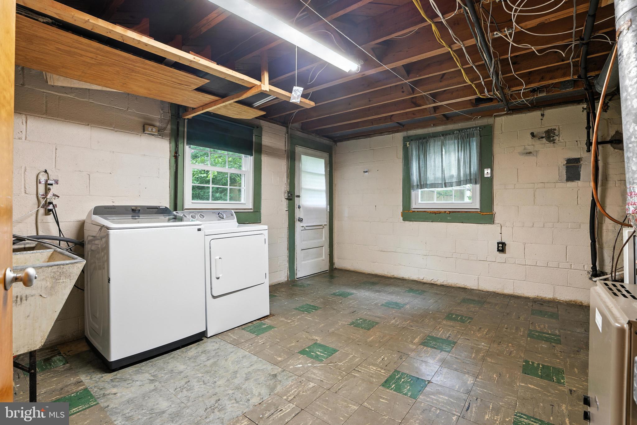 VIENNA WOODS - Residential Lease