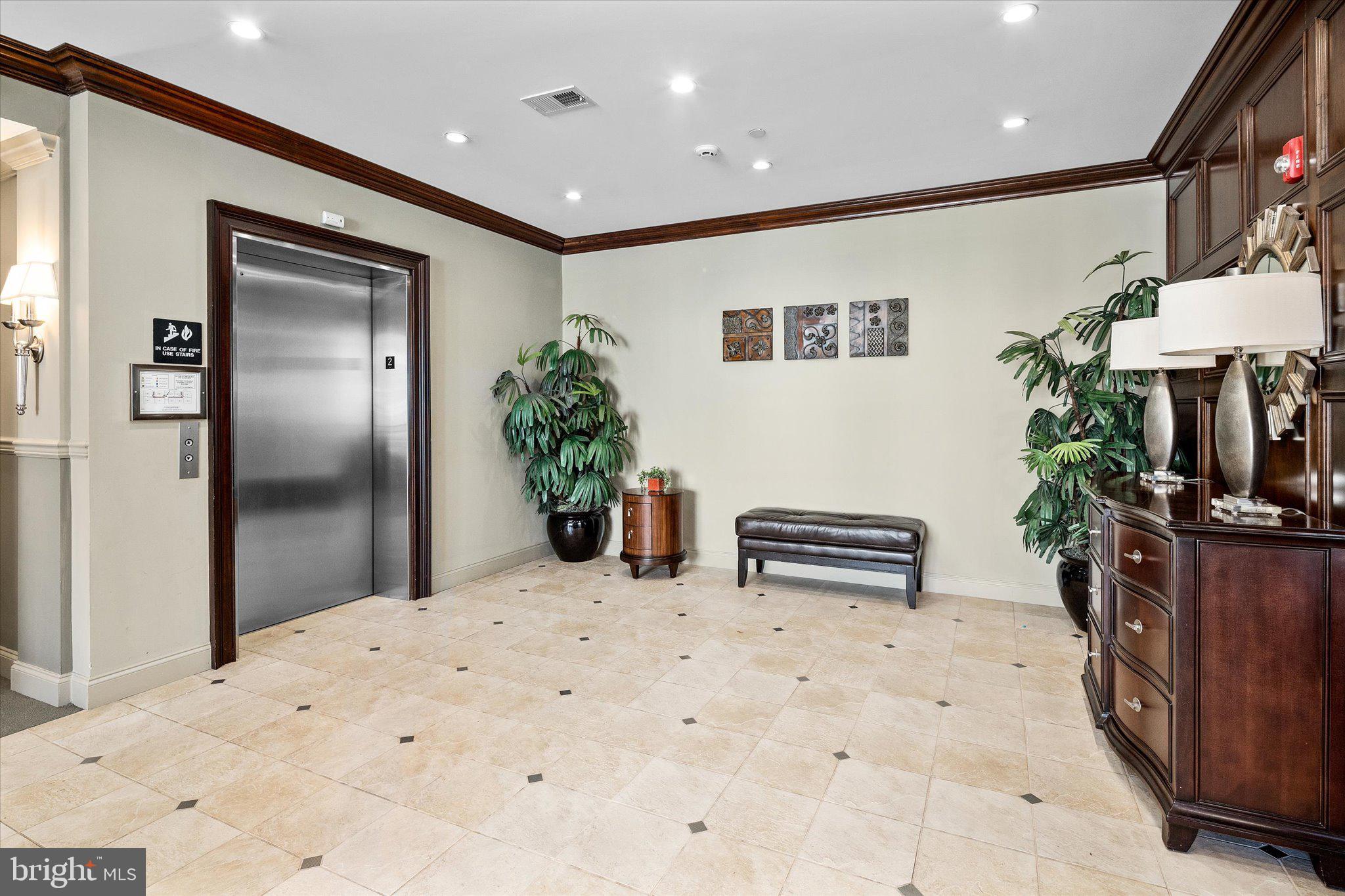 1 N COMMERCE SQUARE 305