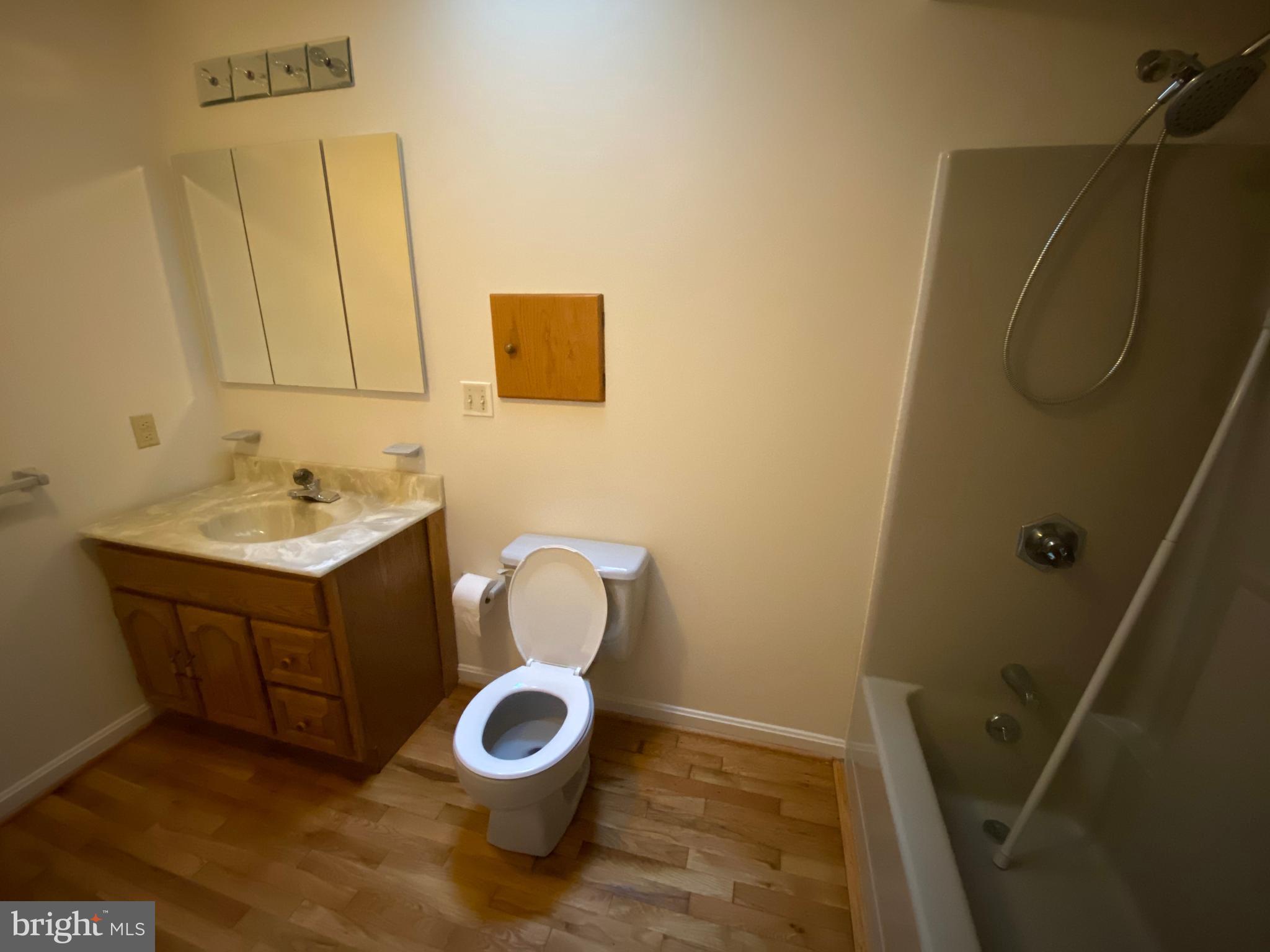 PRESIDENTIAL LAKES - Residential Lease