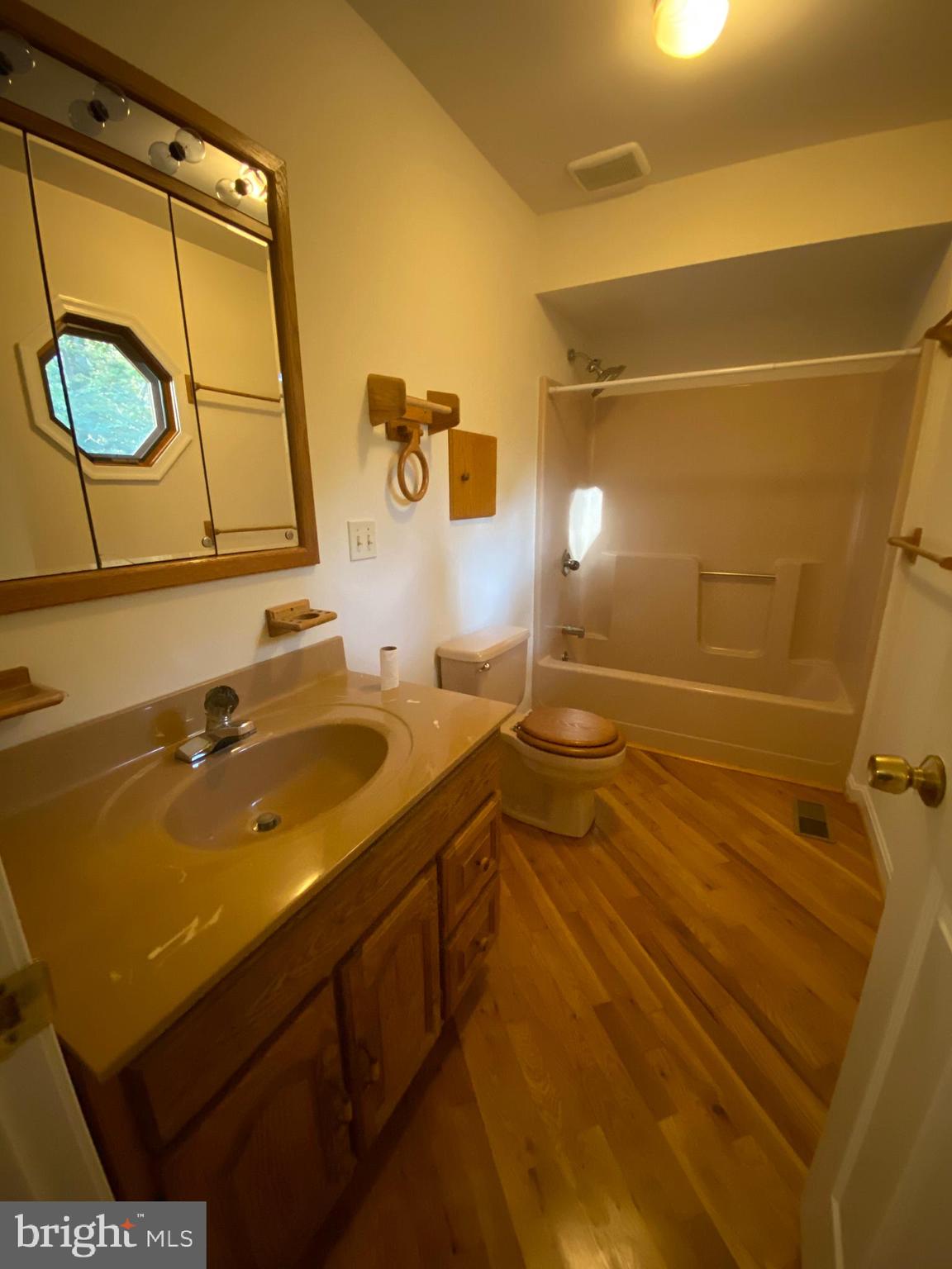 PRESIDENTIAL LAKES - Residential Lease