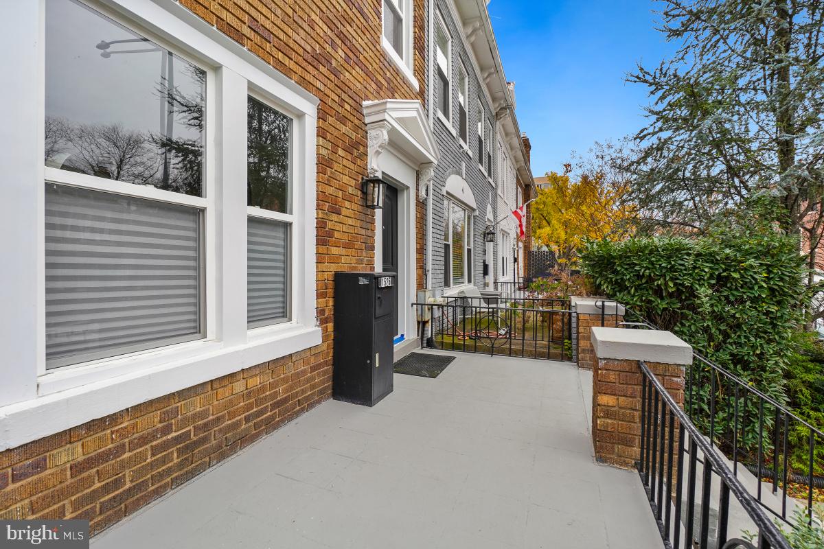 1526 SPRING PLACE NW