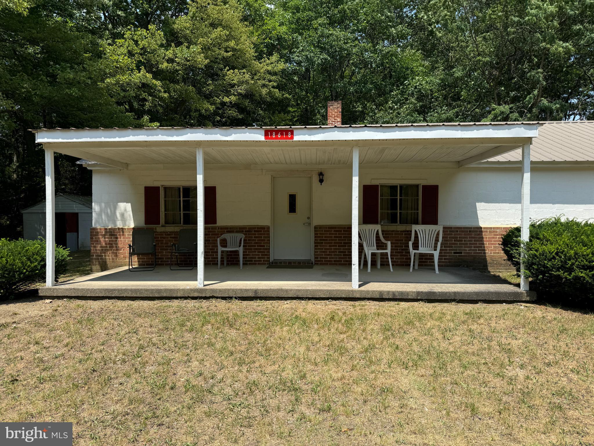 Main image without alt text