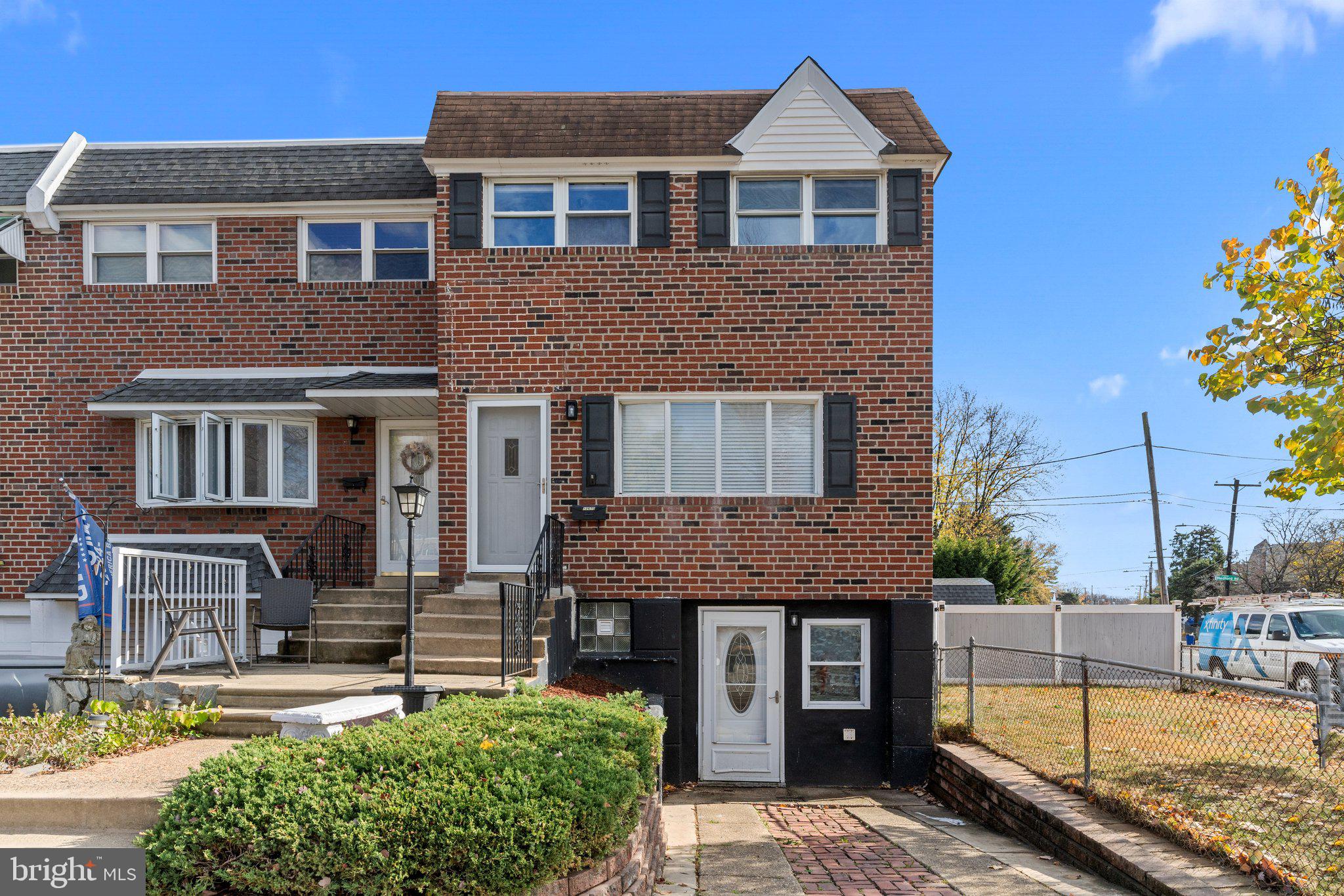 Welcome to this stunning corner end-unit rowhome in Parkwood! This home features 3 bedrooms, 3 full bathrooms, and a fully finished walk-out basement with two flexible bonus rooms—one currently set up as an extra bedroom—and a laundry room. The basement rooms are perfect for a home office, gym, or other functional uses.

The recently remodeled great room includes a gorgeous stone electric fireplace, and the open-concept kitchen showcases an island with seating, stainless steel appliances, and a stone backsplash. A double glass door opens to a spacious deck that overlooks the fenced, large corner backyard, complete with a storage shed. Stylish laminate floors, new carpet, recessed lighting, and more complete this beautiful home, blending style and practicality.

Located on a charming courtyard street, this home offers a perfect spot for neighborhood gatherings and a safe play area for children. It’s conveniently close to major roads, public transportation, schools, playgrounds, shopping, and dining options.