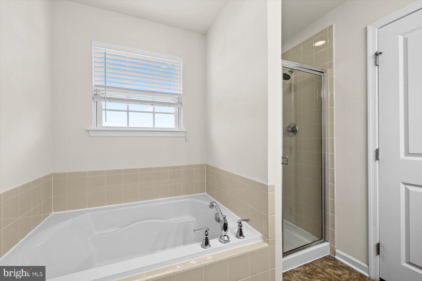 THREE FLAGS - Residential