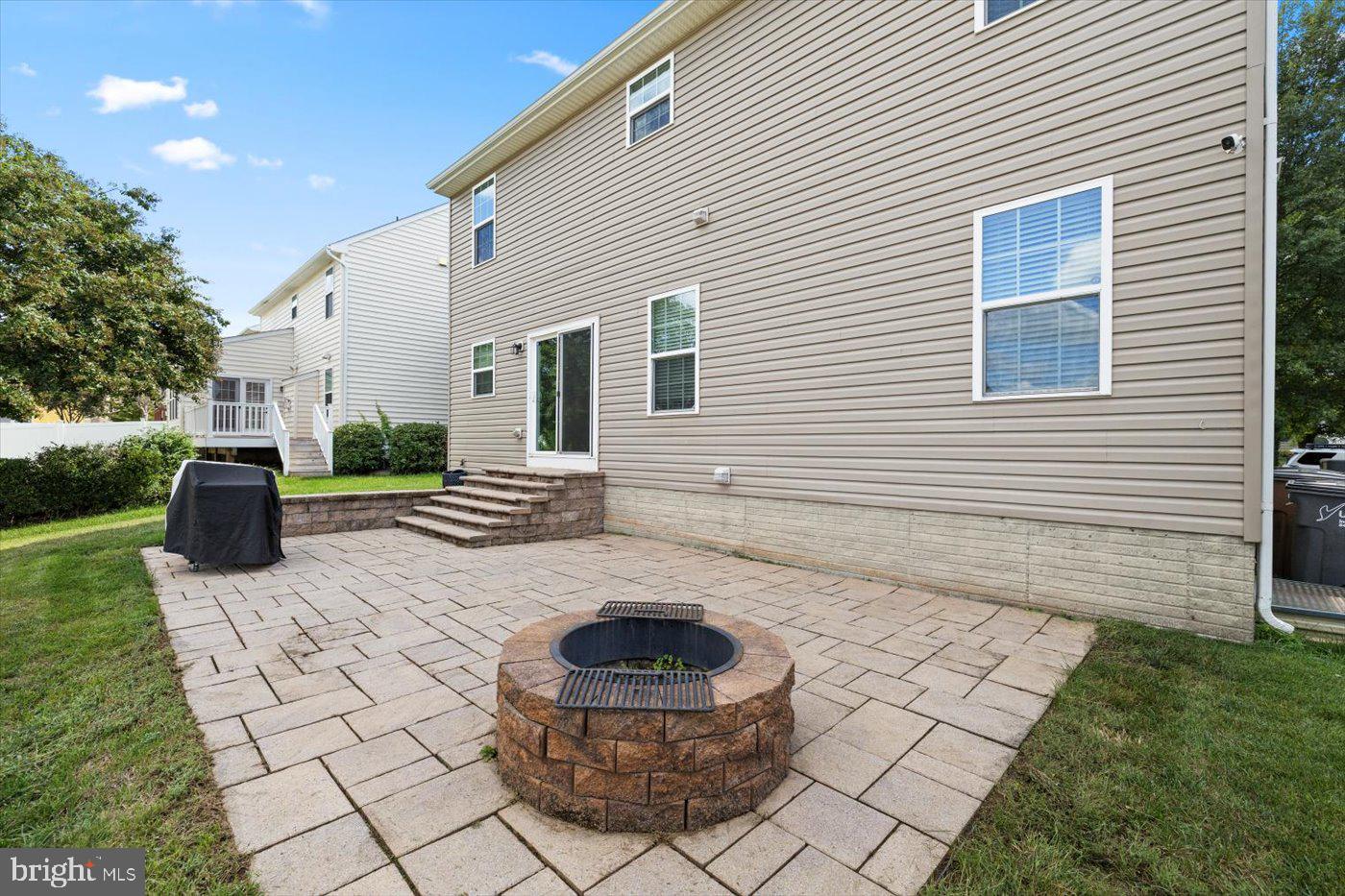 THREE FLAGS - Residential